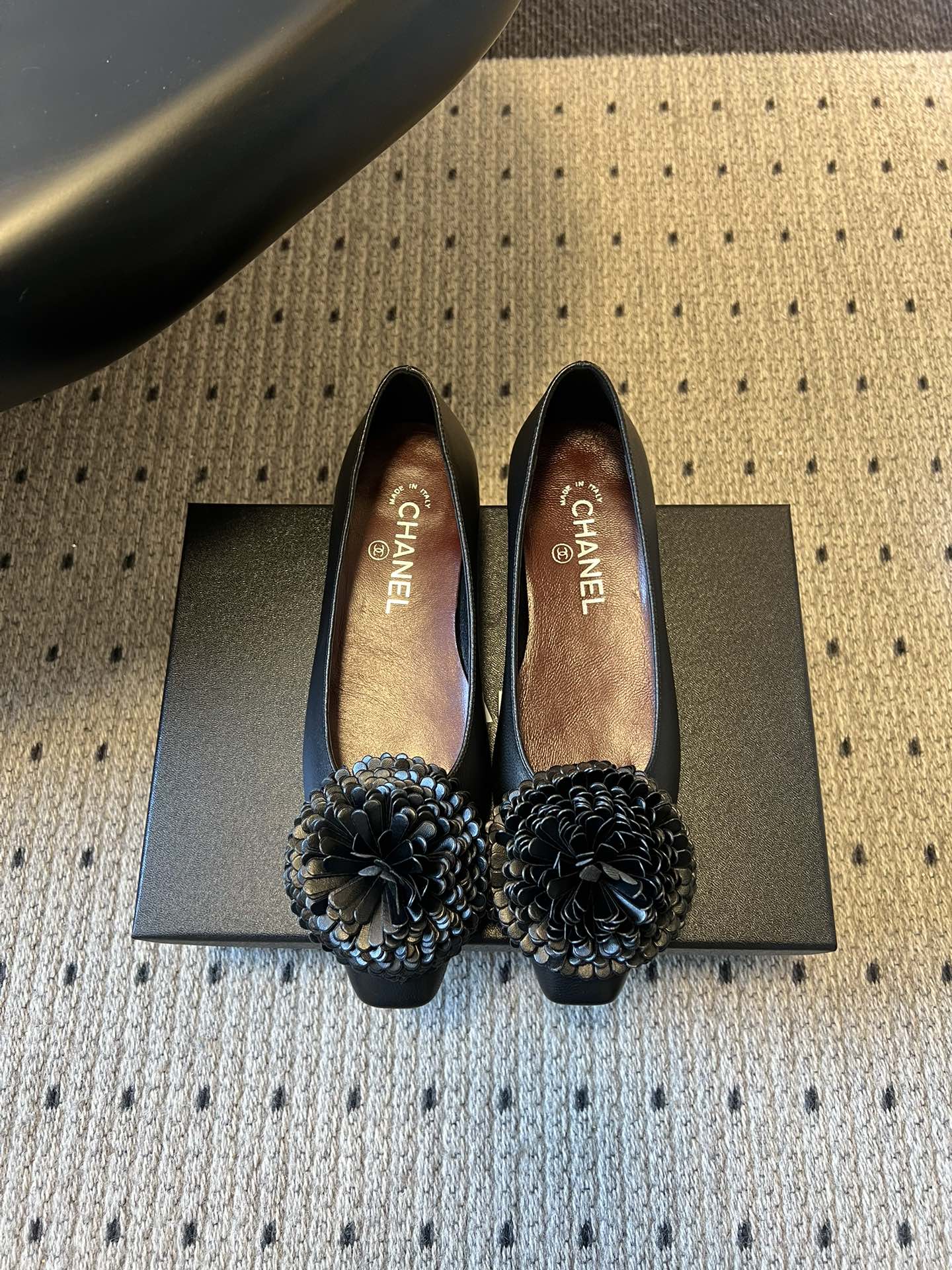 NO:706590,Chane*26ss early spring new three-dimensional camellia decorated flat shoes. The toe is decorated with Chanel's iconic camellia shape, and the brand logo is printed on the lining and tongue. It combines the brand's classic symbols with the shoe design, making it highly recognizable.  The shallow ballet shoe shape of the flat shoes fits the shape of the foot and is lighter for daily wear. The camellia decoration adds exquisite details to the simple shoe shape. It is suitable for daily casual and French simple wear. Whether it is paired with a skirt or trousers, it can create an elegant French light luxury style. Sheepskin upper, sheepskin lining, leather outsole, 1cm higher  size 35-41 (customized sizes 40 and 41 are not returnable), single shoes, chanel, chanel, flats, skirts, sheepskin, Leather soles19860909Chane*26ss早春新款立体山茶花装饰平底单鞋 鞋头处装饰香奈儿标志性的山茶花造型,内里与鞋舌印有品牌标识,将品牌经典符号与鞋履设计结合,辨识度极高. 平底鞋的浅口芭蕾鞋型贴合脚型,日常穿着更轻便,山茶花装饰则为简约鞋型增添了精致细节.适配日常休闲、法式简约穿搭,无论是搭配裙装还是裤装,都能营造出优雅的法式轻奢风格. 鞋面羊皮 内里羊皮 大底真皮大底 增高1cm size35-41码（40、41码定制不退换）,单鞋,chanel,chanel,flats,skirts,sheepskin,Leather soles,Women's Shoes