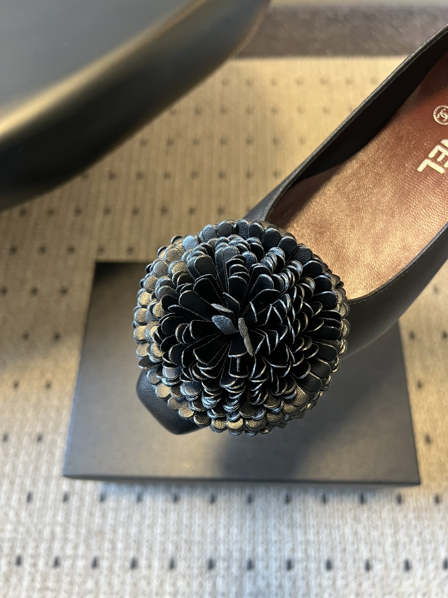 Chane*26ss早春新款立体山茶花装饰平底单鞋鞋头处装饰香奈儿标志性的山茶花造型，内里与鞋舌印有品牌