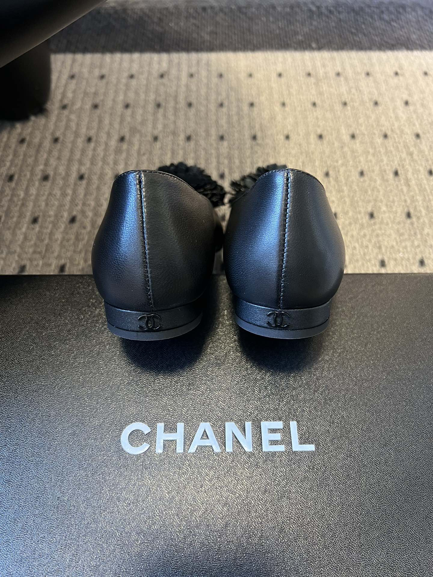 Chane*26ss早春新款立体山茶花装饰平底单鞋鞋头处装饰香奈儿标志性的山茶花造型，内里与鞋舌印有品牌