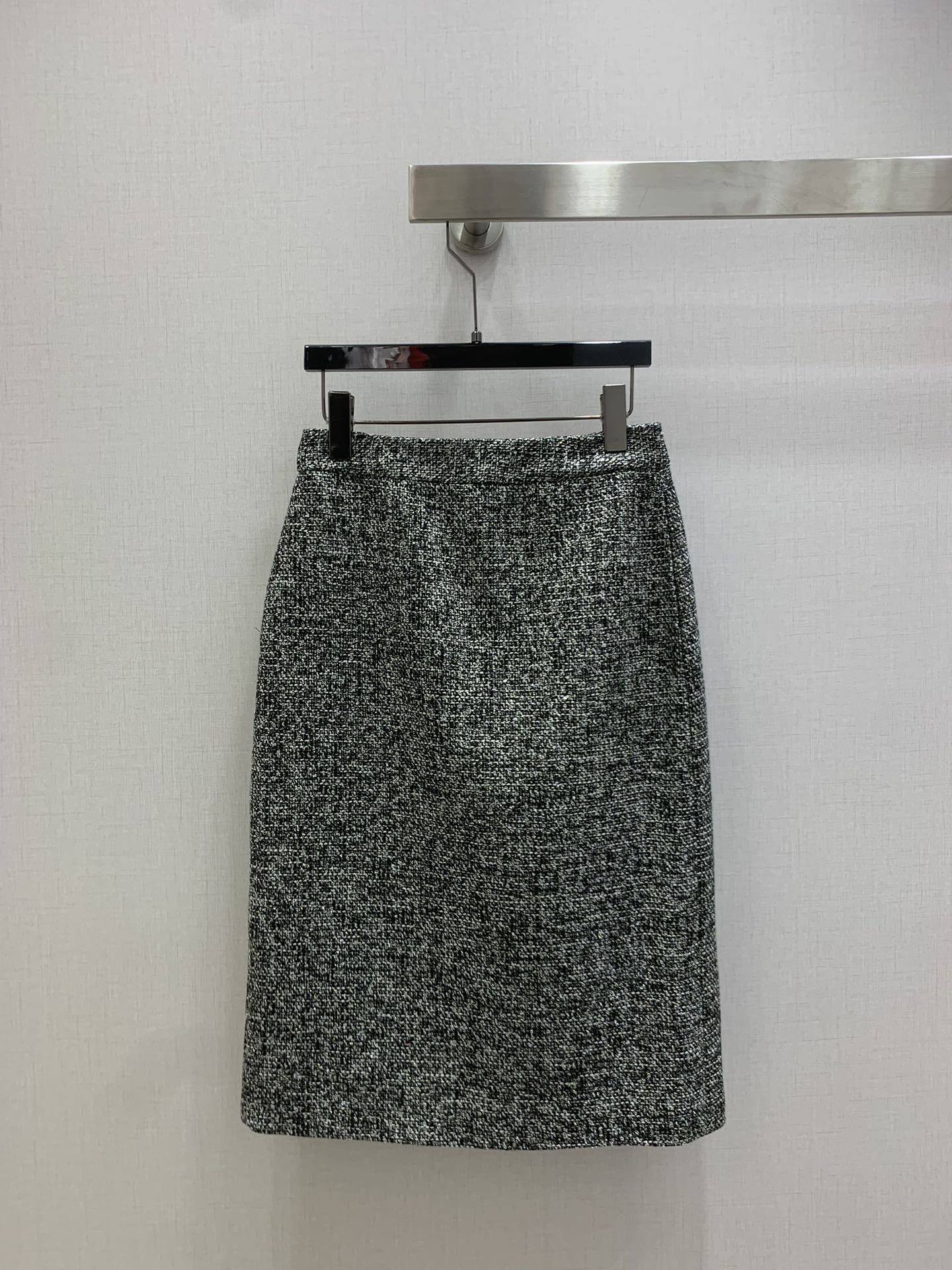 NO:687625,Highly recommended GUC* 2025 new autumn and winter style V-neck tweed long-sleeved jacket slit tweed long skirt. Batch separately. Fall in love at first sight. Very high-end imported high-density texture. Carefully look at the details. The upper body is very sassy. Clean and classy. Improves temperament~~ Completely follows the level of high-end ready-to-wear. Can't help but love it. A must-have item for temperament girls. One color SMLXL code. High-end, gucci, skirts, jackets & coats,19860909强烈推荐 GUC*2025秋冬新款 V领粗呢长袖外套开衩粗呢长半裙 分开批 一眼就爱上 非常高级的进口高密度质地 仔细看细节 上身非常飒 干净有品 提气质~~完全按照高定成衣水准 无法不爱 气质MM必入单品 一个色 SMLXL码 高品,,gucci,skirts,jackets & coats,,Women's clothing