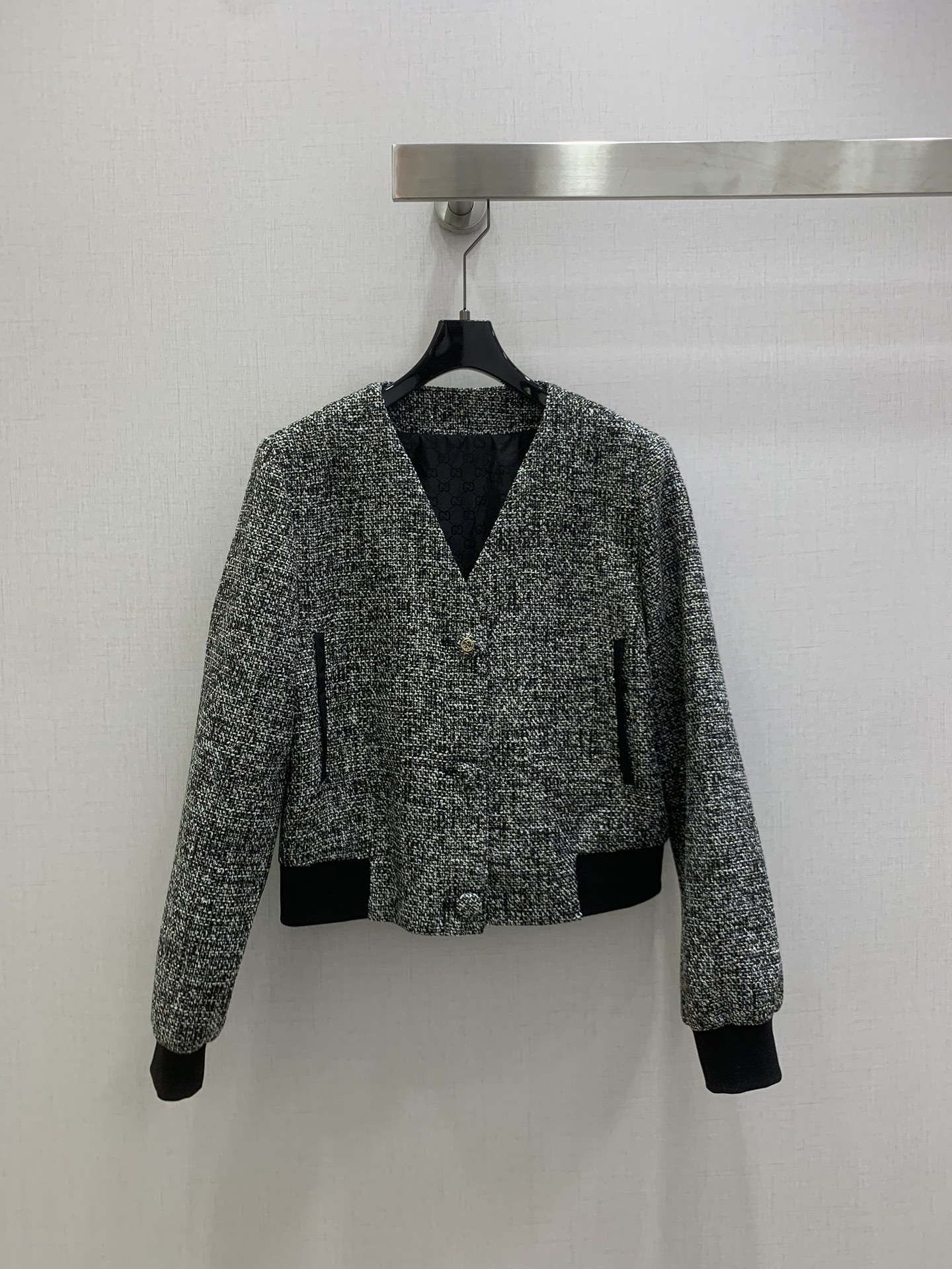 NO:687619,Highly recommended GUC* 2025 new autumn and winter style V-neck tweed long-sleeved jacket slit tweed long skirt. Batch separately. Fall in love at first sight. Very high-end imported high-density texture. Carefully look at the details. The upper body is very sassy. Clean and classy. Improves temperament~~ Completely follows the level of haute couture. Can’t help but love it. A must-have item for temperament girls. One color SMLXL code. High quality, gucci, skirts, jackets & coats,19860909强烈推荐 GUC*2025秋冬新款 V领粗呢长袖外套开衩粗呢长半裙 分开批 一眼就爱上 非常高级的进口高密度质地 仔细看细节 上身非常飒 干净有品 提气质~~完全按照高定成衣水准 无法不爱 气质MM必入单品 一个色 SMLXL码 高品质外,,gucci,skirts,jackets & coats,,Women's clothing