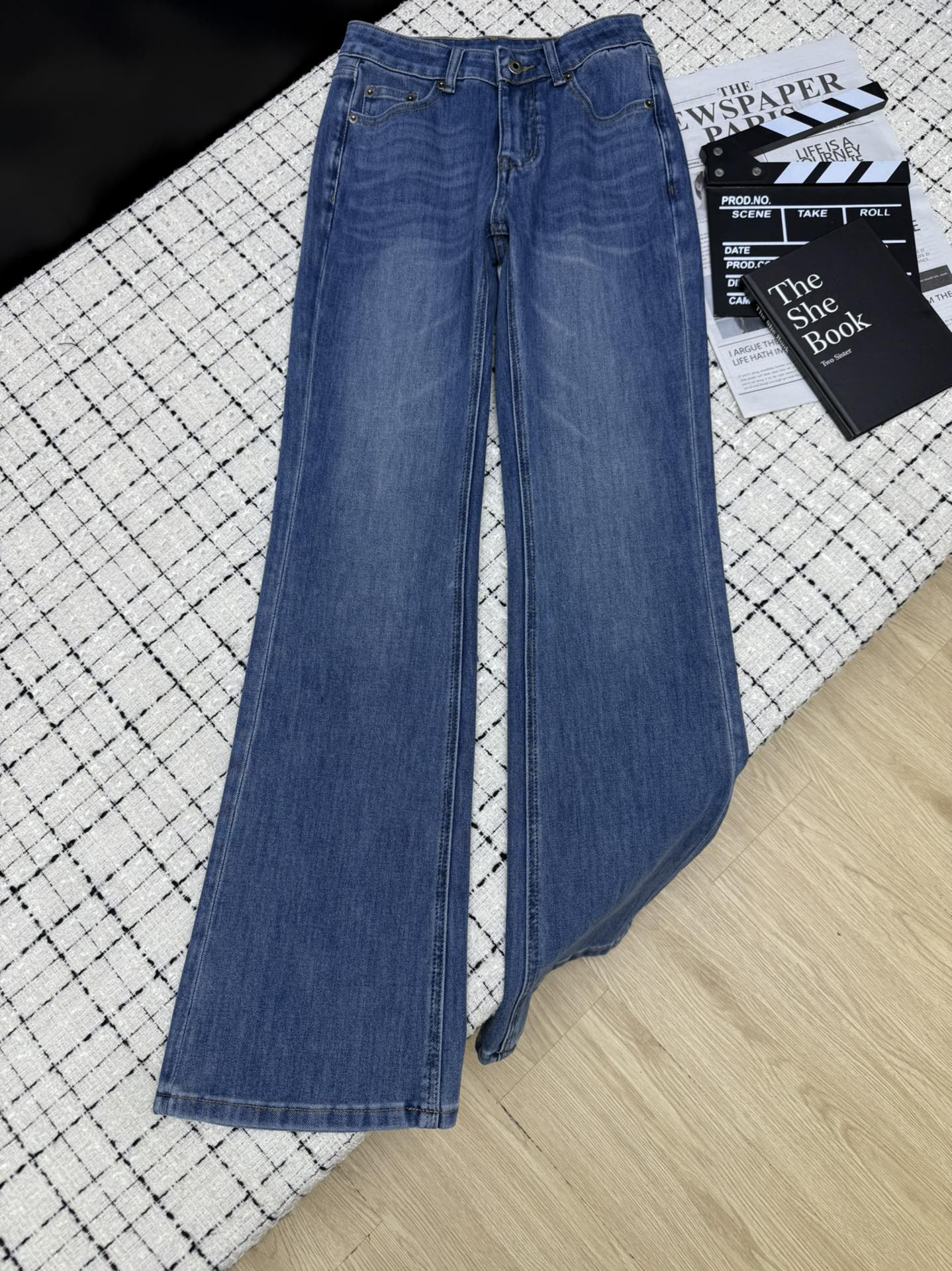 NO:687650,Really wearable and lengthening legs. Loew*25 new style micro-boot jeans with patch embroidered logo on the back pocket. The first place in practical wear. The slightly flared version. The fabric is elastic. The upper body is very comfortable. It shows long legs. It can be paired with a coat or a down jacket. It is very versatile. Two colors 26-27-28-29-30.,,loewe,jeans,down jacket,19860909实穿显腿长 Loew*25新款 后袋贴布绣logo微喇牛仔裤 实穿第一名 微喇的版型 面料带有弹性 上身很舒服 显腿长 搭配大衣或者羽绒服都可以 十分百搭 两色26-27-28-29-30.,,loewe,jeans,down jacket,,Women's clothing