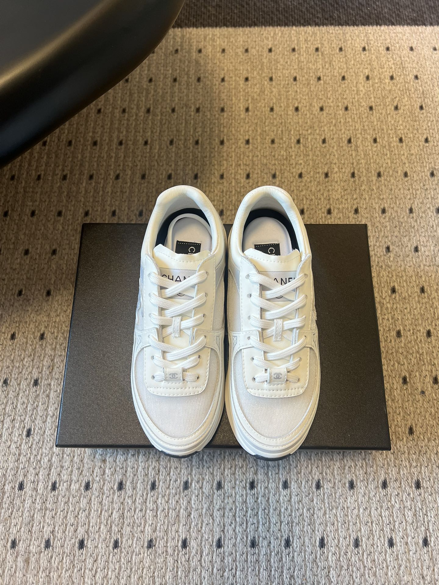 NO:707681,Chane*26ss early spring new black and white simple sports shoes and casual shoes. The shoe body is integrated with Chanel's classic double C logo and other brand elements. There are also brand logo prints on the lining and tongue, which are highly recognizable and have both brand recognition and design details. The basic version of low-cut sneakers is paired with a thick sole design, retaining the casual feel of canvas shoes.  The classic black and white color scheme is versatile and can be matched with casual wear, simple commuter wear, or can be combined with light luxury and French style. It can be adapted to daily and light formal scenes. Upper cowhide leather lining sheepskin outsole Original molded outsole Increased by 3cm Size 35/41 (40.41 custom-made, non-returnable and non-exchangeable), casual shoes/sports shoes, chanel, chanel, sneakers, cowhide, sheepskin19860909Chane*26ss早春新款黑白简约运动鞋休闲鞋 鞋身融入香奈儿经典的双C标志等品牌元素,内里、鞋舌处也有品牌标识印花,辨识度拉满,兼具品牌辨识度与设计细节.低帮板鞋的基础版型,搭配厚底设计,保留了帆布鞋的休闲感. 黑白经典配色百搭不挑风格,可搭配休闲装、简约通勤装,也能与轻奢风、法式风穿搭融合,日常与轻正式场景都能适配. 鞋面牛皮 内里羊皮 大底原版开模大底 增高3cm 码数35/41（40.41定做不退不换）,休闲鞋/运动鞋,chanel,chanel,sneakers,cowhide,sheepskin,Women's Shoes