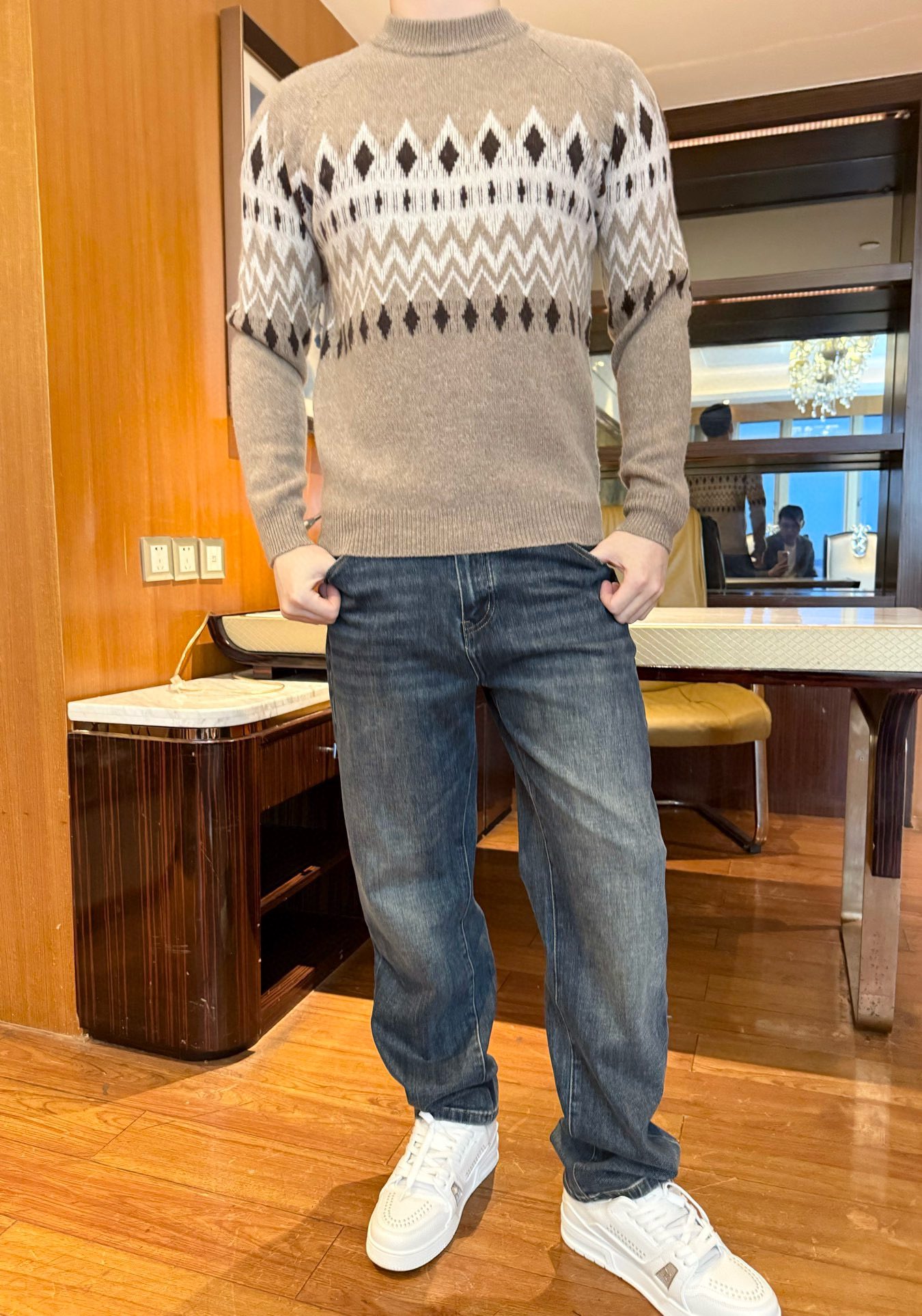 NO:691234,Lp-2025 new sweater!  It adopts the classic Nordic style jacquard pattern, with rhombus and wavy elements intertwined. The light brown background is matched with dark brown contrasting colors, which is retro and artistic. The half-high collar design is simple and elegant, making it easy to create a retro casual style. Selected high-quality 100% cotton and wool fabrics are soft and skin-friendly, have excellent warmth retention, and have good breathability for autumn and winter.  It is warm and not stuffy when worn, bringing a comfortable wearing experience to the skin. The slim fit fits the body shape without being bulky, and the half-high collar design can modify the neck line, showing a neat and stylish dressing effect, suitable for a variety of styles. Size 48-56 (model 180/140 wears 50, comes with Hong Kong Lane Crawford gift box packaging),,loro  piana,sweaters,19860909Lp-2025新款毛衣！采用经典北欧风提花图案,菱形与波浪纹元素交织,浅咖底色搭配深咖撞色,复古又具艺术感,半高领设计简约大气,轻松打造复古休闲穿搭格调.精选优质百分百棉羊毛面料,触感柔软亲肤,保暖性优异,同时具备良好的透气性,秋冬穿着温暖不闷热,给肌肤带来舒适的穿着体验.修身版型贴合身形,不臃肿,半高领设计可修饰颈部线条,能展现利落有型的穿搭效果,适配多种风格.码数48-56（模特180/140穿50,配香港连卡佛礼盒包装）,,loro piana,sweaters,,Men's clothing