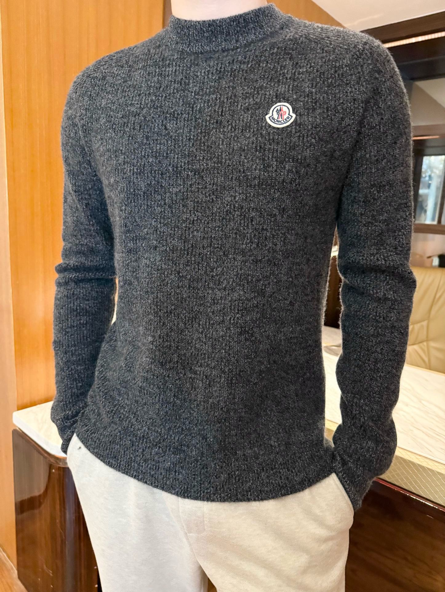 NO:691286,Mouth-2025 new sweater!  Luxurious texture experience is made of fine 90% sheep wool 10% cashmere material, which feels soft and skin-friendly. It looks like it is wrapped in a layer of 'warm clouds' when worn close to the body, providing full warmth without weighing down the body. The three-dimensional texture has a high-end texture, which is low-key and classy. The half-high collar not only keeps warm but also modifies the neck line.  Strips; classic logo embellishment on the chest, simplicity reveals brand texture, daily wear is not exaggerated, dignified but not ostentatious. Size: 48-56 (model 180/140 wears 50, with Hong Kong Lane Crawford gift box packaging),, Moncler, sweaters,19860909蒙口-2025新款毛衣！质感奢级体验采用细腻90绵羊毛10的山羊绒材质,触感软糯亲肤,贴身穿像裹了层“暖云”,保暖性拉满还不压身；立体织纹肌理自带高级质感,低调又显档次.半高领既保暖又修饰颈部线条；胸口经典徽标点缀,简约中透出品牌质感,日常穿不浮夸、显贵不张扬.码数:48-56(模特180/140穿50,配香港连卡佛礼盒包装),,Moncler,sweaters,,Men's clothing