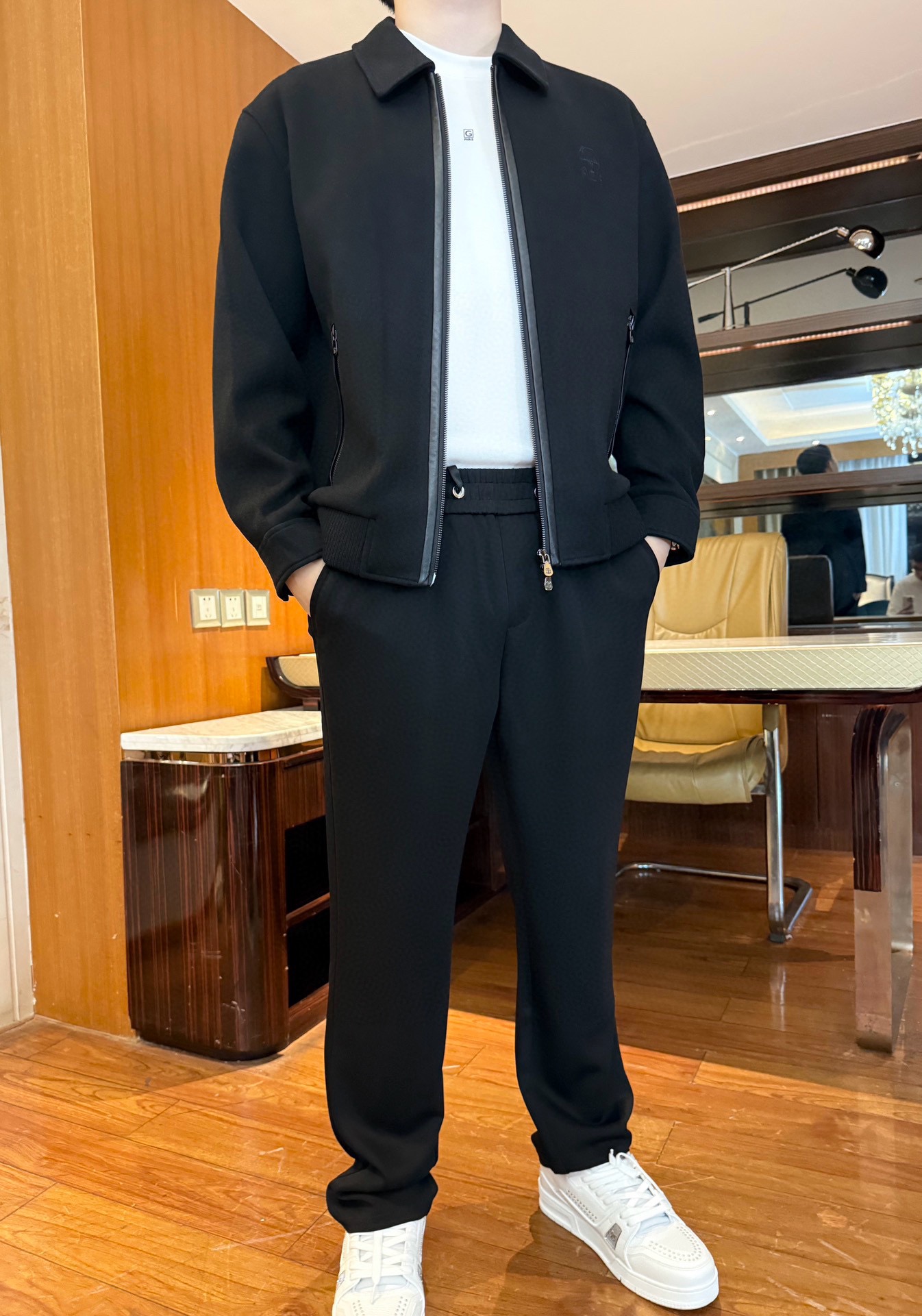 NO:731688,BC-2025 new autumn jacket, made of customer-supplied wool fabric, stand-up collar design, iconic brand logo embroidery embellishment, three-dimensional tailoring, crisp and capable, extremely attractive!  The details show ingenuity, exquisite workmanship and taste!  Size 48-56 (model 180/140 wears 50, with Hong Kong Lane Crawford gift box packaging),,jackets & coats,jackets & coats,19860909BC-2025秋季新款夹克外套,采用客供羊毛面料,立领设计,标志性品牌标志刺绣点缀,立体剪裁挺括干练极具超前魅力！细节之处尽显匠心工艺,做工考究,彰显品味！码数48-56(模特180/140穿50,配香港连卡佛礼盒包装),,jackets & coats,jackets & coats,,Men's clothing