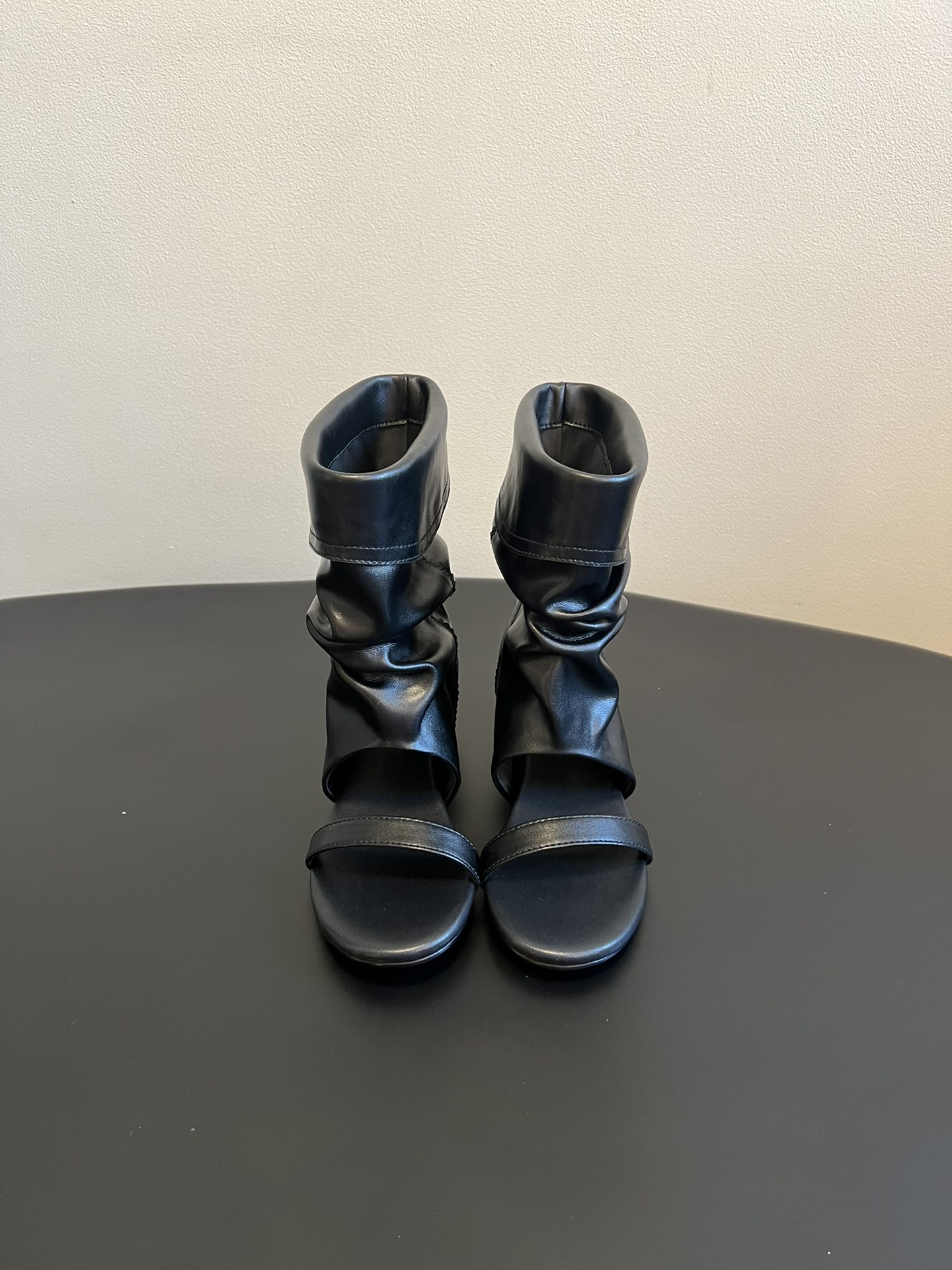 NO:957757,Unfolio 26ss new early spring flat-soled sandals and pile boots combine the shape of sandals and pile boots. The open-toe design is paired with pleated pile boots, breaking the style boundaries of traditional shoes. It combines the breathability of sandals with the styling of boots; the flat sole design takes into account both comfort and visual enhancement.  Taking the route of combining niche retro 'old money style' with casual street style, it can be worn with skirts to create a gentle atmosphere, or with trousers to create a cool outfit, and is suitable for various scenes. Cow suede upper, sheepskin lining, rubber outsole, increased by 1cm, size 35-41 (customized sizes 40 and 41 are not returnable), boots, sandals, boots, skirts, sheepskin19860909Unfolio 26ss早春新款平底凉拖堆堆靴 融合凉拖与堆堆靴的形态,露趾设计搭配褶皱堆堆靴筒,打破传统鞋履的款式边界,兼具凉鞋的透气感与靴子的造型感；平底的鞋底设计,兼顾舒适度与视觉增高效果. 走小众复古的“老钱风”与休闲街头风结合的路线,既可以搭配裙装营造温柔氛围感,也能配裤装打造酷飒的穿搭效果,适配场景多元. 鞋面牛反绒 内里羊皮 大底橡胶大底 增高1cm size35-41码（40、41码定制不退换）,靴子,sandals,boots,skirts,sheepskin,Women's Shoes
