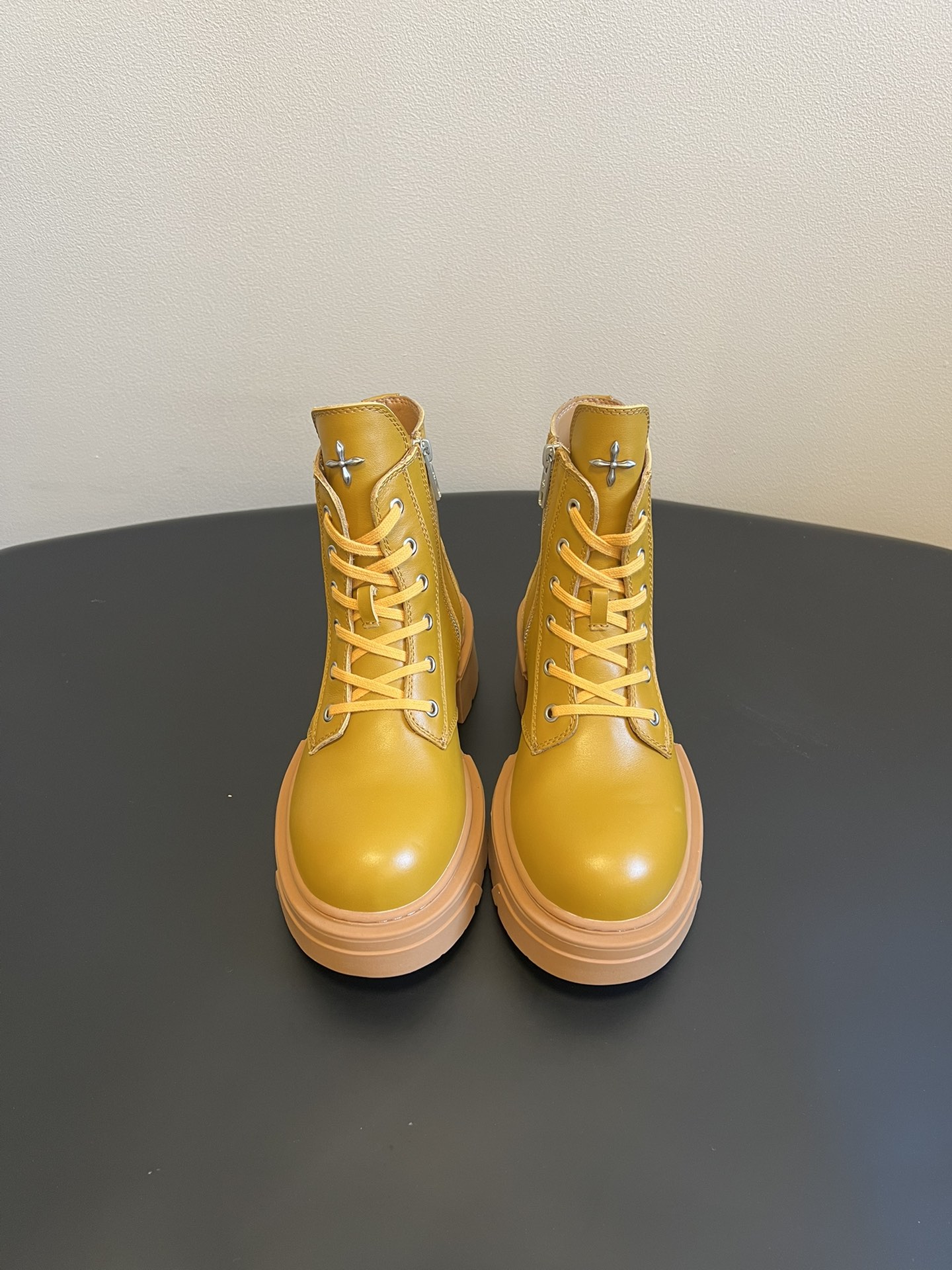 NO:705506,The top version of SMFK 26ss retro thick-soled lace-up Martin boots. The gingerbread-colored model uses cowhide leather uppers, which are soft to the touch and wear-resistant; the lining is made of microfiber material, breathable and easy to clean. The classic Martin boots shape blends with street style, with a zipper on the side for easier putting on and taking off; the slightly expanded European design of the toe box visually lengthens the leg shape;  The sole has SMFK's iconic four-pointed star pattern, which is highly recognizable. It comes in two colors: gingerbread yellow and classic black, suitable for Maillard, workwear, casual and other styles. It is the same fashion item as the star. Upper cowhide leather lining sheepskin outsole rubber outsole size 35-40 (40 size customization is non-refundable) Heel height 5cm, boots, boots, cowhide, sheepskin19860909顶级版本 SMFK 26ss复古厚底系带马丁靴短靴 姜饼色款采用牛皮鞋面,触感柔软且耐磨；内里是超细纤维材质,透气易清洁,经典马丁靴造型融合街头风,侧面设拉链穿脱更便捷；鞋头微外扩的欧货设计,视觉上拉长腿型； 鞋底带有SMFK标志性四芒星纹路,辨识度高.姜饼黄、经典黑两款配色,适配美拉德、工装、休闲等多种穿搭风格,属于明星同款潮流单品. 鞋面牛皮 内里羊皮 大底橡胶大底 size35-40码（40码定制不退换） 跟高5cm,靴子,boots,cowhide,sheepskin,Women's Shoes