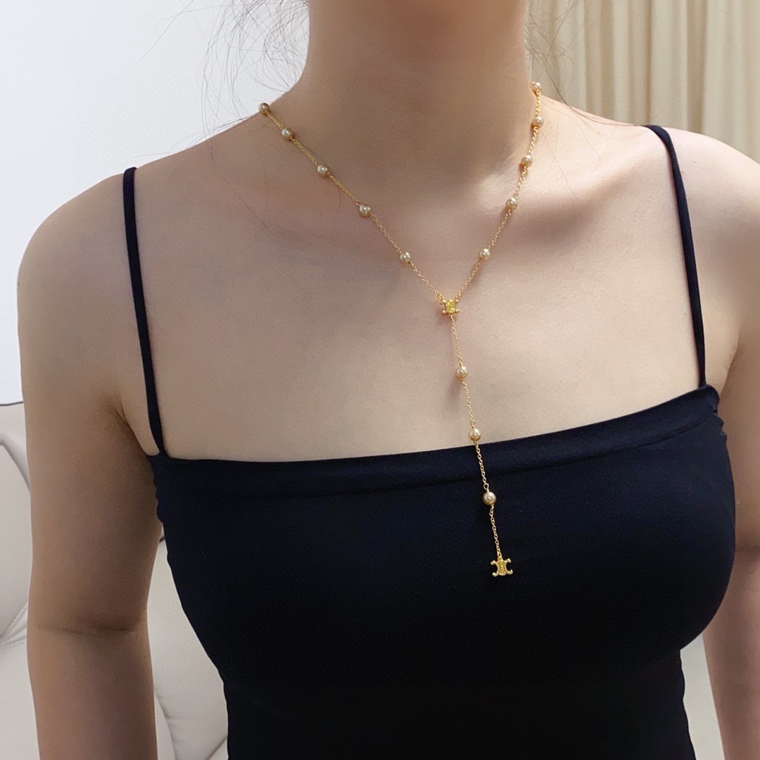 NO:688036,The popular Celine Arc de Triomphe high-end champagne gold pearl double-layer necklace with Arc de Triomphe pattern, cutting process bright chain sparkling color-preserving material engraved hollow pattern!  Super chic, simple and versatile, literary and artistic personality, bringing you a fashionable experience. Recommended for cracking the wall!  A very easy-to-match, very casual one. You can match it with anything. Fine jewelry, celine, celine, necklace.19860909爆款Celine赛琳凯旋门高档香槟金珍珠双层项链搭配凯旋门图案,切割工艺亮面链条闪闪发光保色材质雕刻镂空图案！超炸Chic感 ,简洁百搭、文艺个性,带给你时髦体验 墙裂推荐！超级好搭配的一款非常休闲的一款 随意搭配都可以,饰品精品,celine,celine,necklace,Jewelry