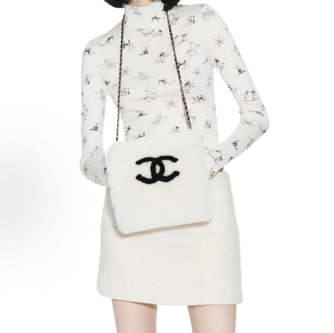 NO:674650,size25*23cm The amazing Chanel 'Hand Warmer' Xiaoxiangjia Black and White Letters Furry Chain Bag Crossbody Hand Warmer Bag The furry texture adds layering to your outfit! Sweet and high-end!  ,other,chanel,chanel19860909size25*23cm 神叨叨的Chanel“暖手宝” 小香家 黑白字母毛毛链条包 斜挎暖手包 毛茸茸的质感,增添穿搭层次!甜美又高级！,其他,chanel,chanel,韩剧