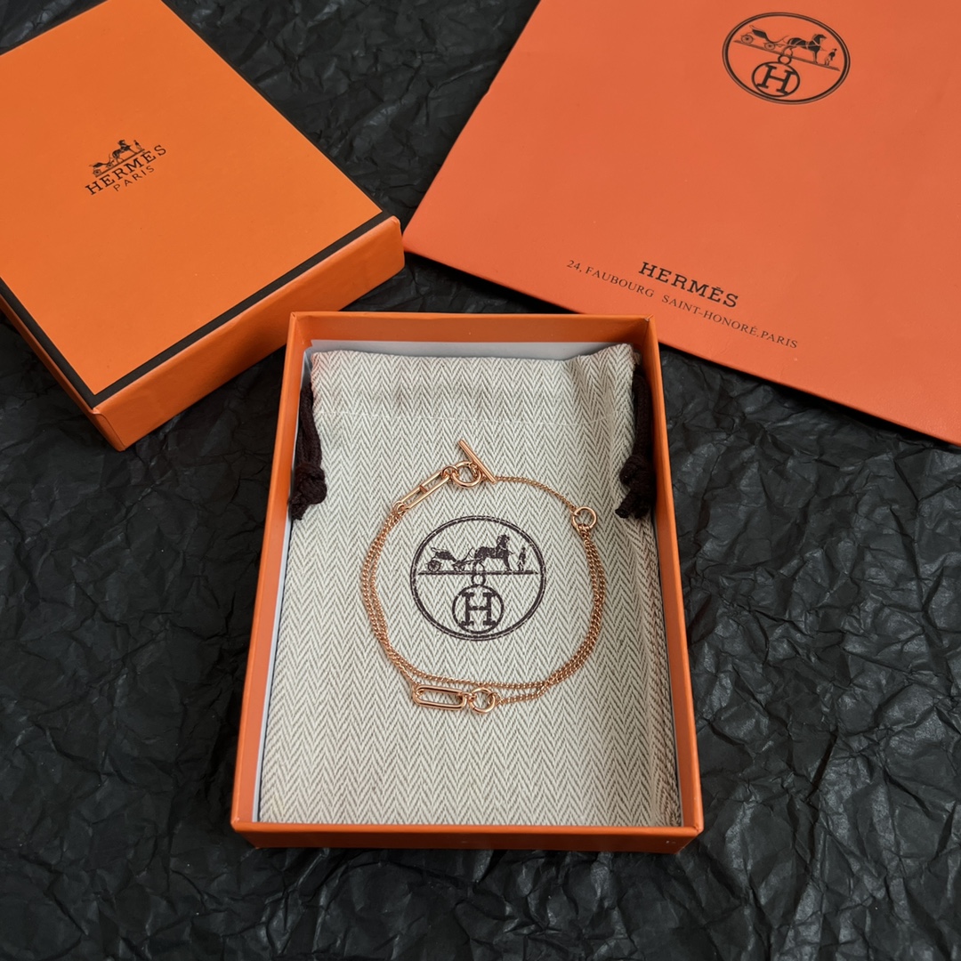 Hermès HERMES 爱马仕 手链，这款手链设计非常 ，高级上手效果 ，一丝点缀很温柔得开又不失雅典高贵气质
