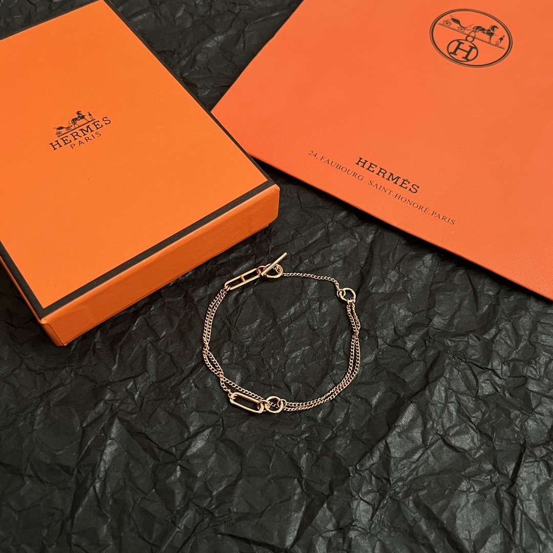 Hermès HERMES 爱马仕 手链，这款手链设计非常 ，高级上手效果 ，一丝点缀很温柔得开又不失雅典高贵气质