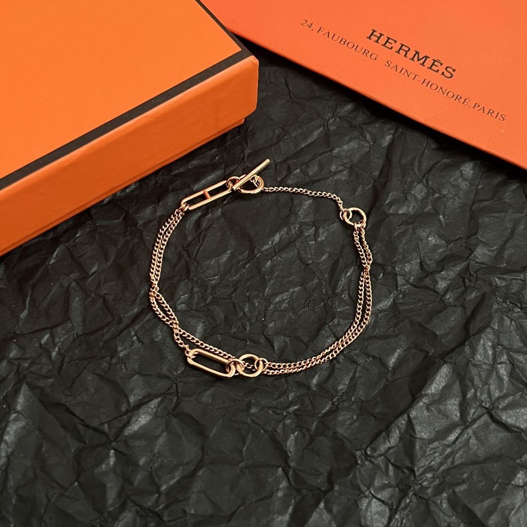 Hermès HERMES 爱马仕 手链，这款手链设计非常 ，高级上手效果 ，一丝点缀很温柔得开又不失雅典高贵气质
