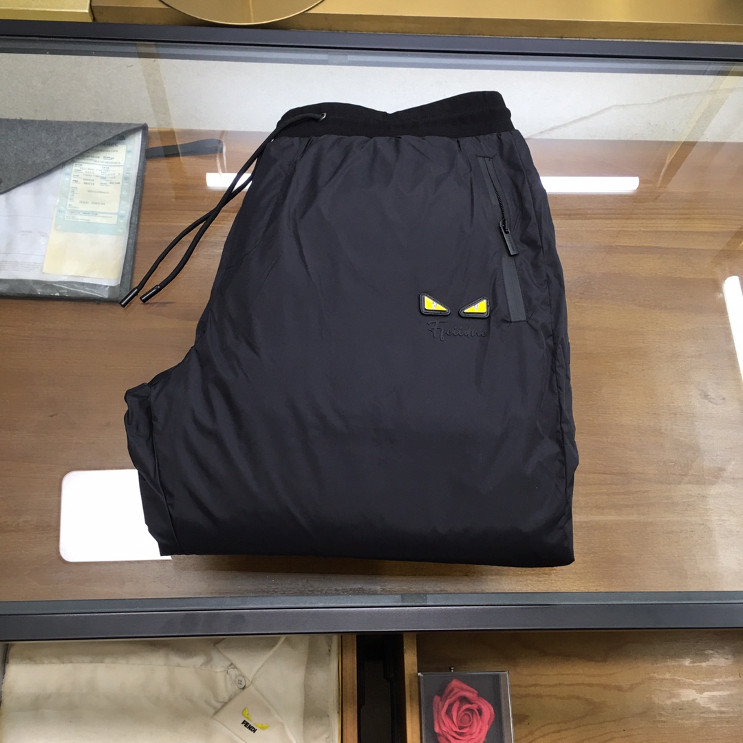 NO:690543,Down pants [Fend] 25 new classic down pants for autumn and winter, each part is evenly filled with down, including 90% duck down. High-end brand element logo technology D is lined with double-layer high-density fabrics that will not run away at all, and there will be no pile of down. L is light and warm, the upper body is not bloated, and it can modify the shape of the legs. Color is black, size M-3XL, fendi, down jacket,19860909羽绒裤【Fend】 25秋冬新款经典羽绒裤,每一处平均充绒,含90鸭绒.高档品牌元素logo工艺D内衬双层高密度面料完全不跑毛,也不会有堆绒现象,L轻盈又保暖,上身不臃肿,又能修饰腿型.颜色黑色,码数M-3XL,,fendi,down jacket,,Men's clothing