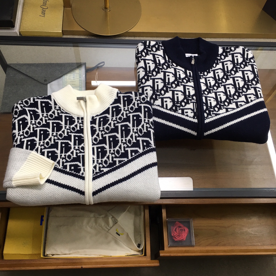 NO:690562,New product [Dio..r] 25ss autumn and winter, the latest and top-notch cardigans, wool sweaters, cardigan sweaters, exquisite color matching and new trendy pullovers, the top quality counters are selling, top-notch production technology imported fabrics, counter models unique design, imported high-end custom-made imported silk threads with first-class feel!  On sale on the official website. Size: M-3XL next day, dior, sweaters,19860909新品【Dio..r】 25ss秋冬 最新最顶级开衫羊毛针织衫开衫毛衣,精致配色融合新款潮套头衫,最顶级的品质专柜在售,顶级制作工艺进口面料,专柜款独特设计,采用进口高端订制进口丝线手感一流！官网在售. 码数:M-3XL隔天,,dior,sweaters,,Men's clothing