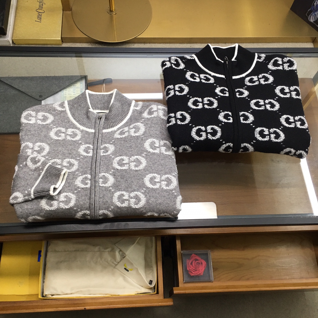 NO:690558,New product [Gu.ci] 25ss autumn and winter, the latest and top-quality cardigans, wool sweaters, cardigan sweaters, exquisite color combinations and new trendy pullovers, the top quality counters are on sale, top-notch production technology imported fabrics, counter models unique design, imported high-end custom-made imported silk threads with first-class feel!  On sale on the official website. Size: M-3XL next day,,sweaters,19860909新品【Gu.ci】 25ss秋冬 最新最顶级开衫羊毛针织衫开衫毛衣,精致配色融合新款潮套头衫,最顶级的品质专柜在售,顶级制作工艺进口面料,专柜款独特设计,采用进口高端订制进口丝线手感一流！官网在售. 码数:M-3XL隔天,,sweaters,,Men's clothing