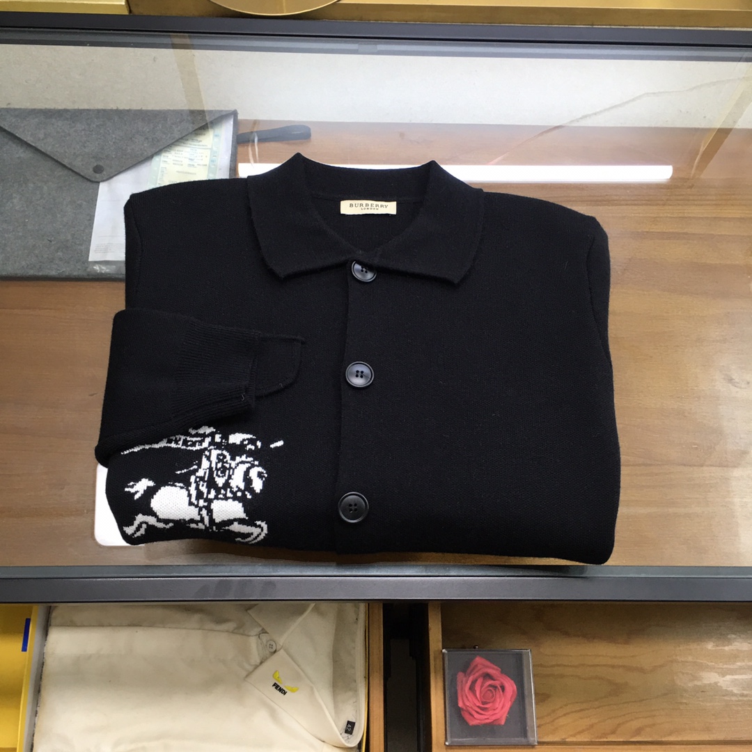 NO:690549,New product [Burber..y] 25ss autumn and winter, the latest and top-quality cardigans, wool sweaters, cardigan sweaters, exquisite color matching and new trendy pullovers, the top quality counters are selling, top-notch production technology imported fabrics, counter models unique design, imported high-end custom-made imported silk threads with first-class feel!  On sale on the official website. Size: M-3XL next day, burberry, sweaters,19860909新品【Burber..y】 25ss秋冬 最新最顶级开衫羊毛针织衫开衫毛衣,精致配色融合新款潮套头衫,最顶级的品质专柜在售,顶级制作工艺进口面料,专柜款独特设计,采用进口高端订制进口丝线手感一流！官网在售. 码数:M-3XL隔天,,burberry,sweaters,,Men's clothing