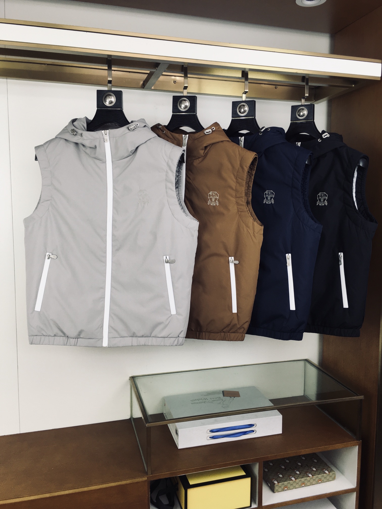 NO:690569,Down vest [BC] The same style as the Lp official website, complete with three standards!  2025 early autumn counter new down vest, fashionable and casual high-end version!  Custom-made 90-fleece polyester fabric at the counter, with high warmth and comfort, impeccable details, brand element design concept, reflecting high quality. It feels delicate and soft!  It presents a casual cut and the upper body shape is awesome!  Size M-3Xl,,loro piana,down jacket,19860909羽绒马甲【BC】 Lp 官网同款,三标齐全！2025早秋专柜新款羽绒马甲,时尚休闲高端版本！专柜定制90绒聚酯纤维面料 保暖舒适度高,细节无可挑剔,品牌元素设计理念,体现高品质.手感细腻柔软！呈现休闲裁剪,上身版型超赞！码数M-3Xl,,loro piana,down jacket,,Men's clothing