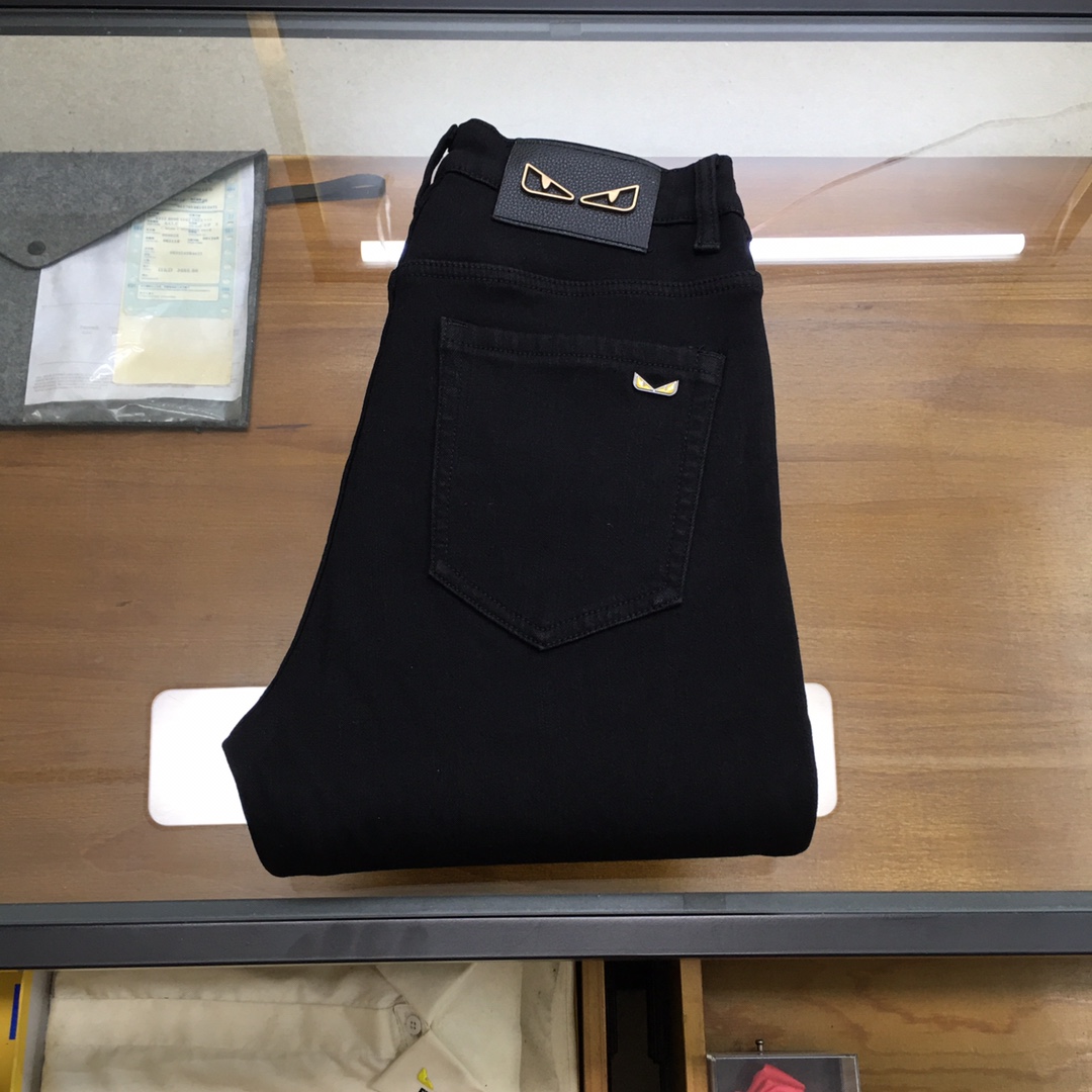 NO:690540,Fleece jeans [Fend] 2025 autumn and winter exclusive new fleece jeans, high-end version!  Custom-made fabrics at the counter are highly breathable and comfortable, with impeccable details and brand element design concepts, reflecting high quality. It feels delicate and soft!  It presents a casual cut and the upper body shape is awesome!  Code number 28-383537,,fendi,jeans,19860909加绒牛仔裤【Fend】 2025秋冬独家专供新款加绒牛仔裤,高端版本！专柜定制面料 透气舒适度高,细节无可挑剔,品牌元素设计理念,体现高品质.手感细腻柔软！呈现休闲裁剪,上身版型超赞！码数28-383537,,fendi,jeans,,Men's clothing