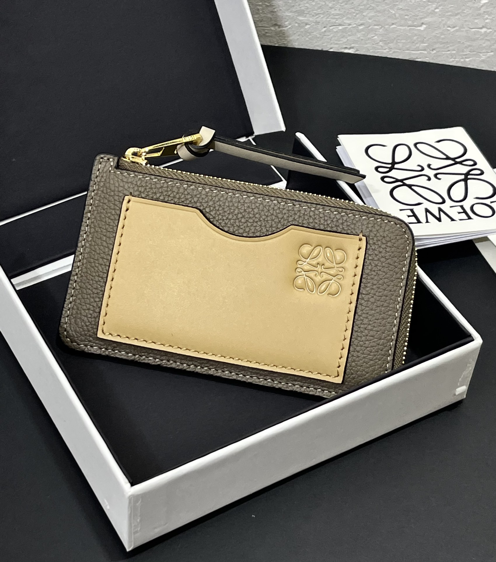 NO:714076,The new color of the card holder is a color-blocked zipper small card holder. It is made of soft pique calfskin and contrasting calfskin. There are card slots and zipper pockets on both sides, which can hold change and cards. It is exquisite and practical. Style number 3762, size 13*7.5, Loewe wallet, loewe, wallets, cowhide19860909卡包新色 拼色拉链小卡包 选用质感柔软珠地小牛皮搭配撞色小牛皮,两侧有卡位及拉链口袋,可放零钱、卡,精致、实用.款号3762,尺寸13*7.5,罗意威钱包,loewe,wallets,cowhide,欧美剧