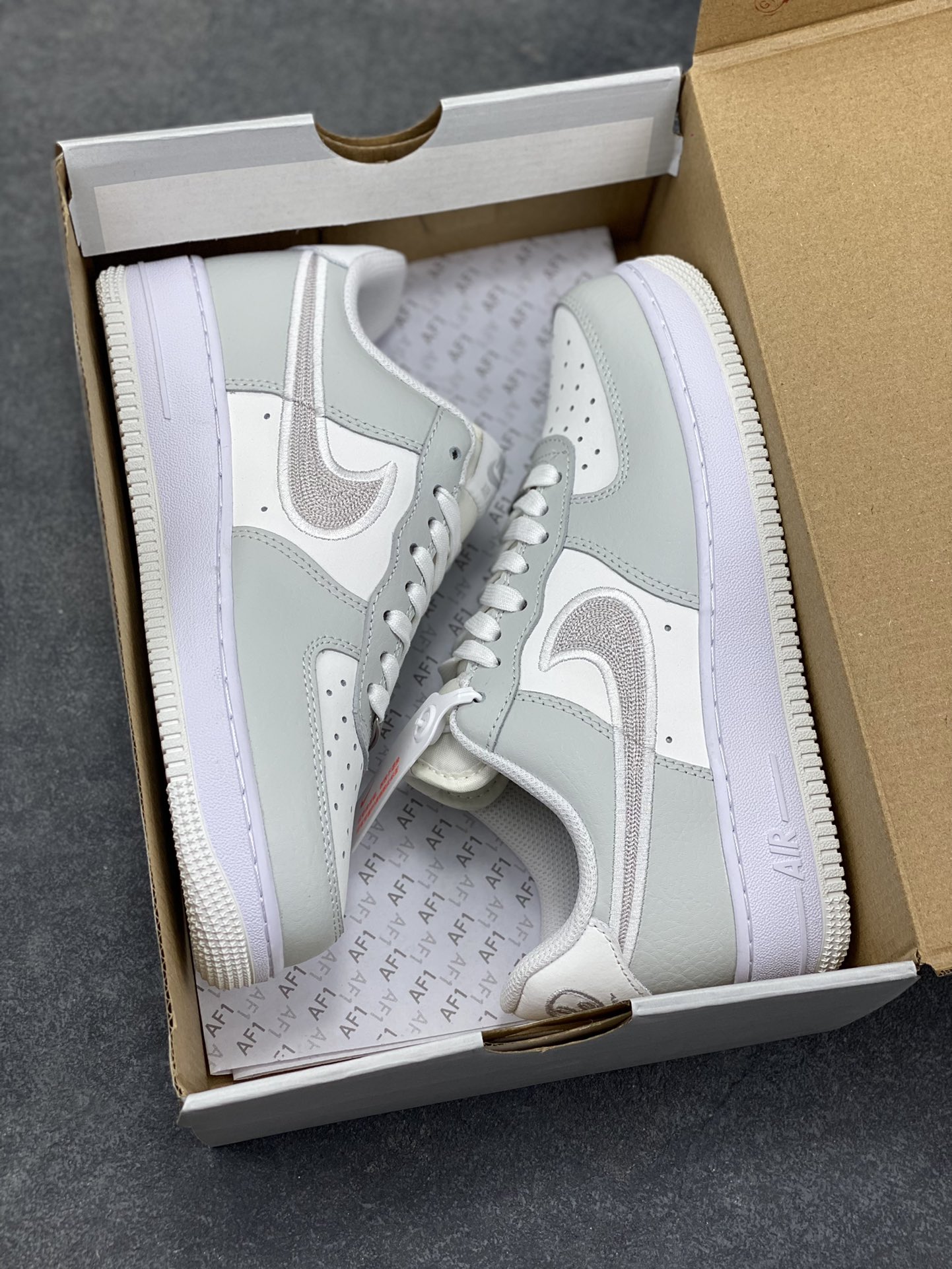 图片[9]-NIke Air Force 1 ‘07 Low 空军一号低帮 运动鞋 休闲鞋 折边针车 工艺难度大 原楦头原纸板 原装鞋盒 定制五金配件 内置全掌气垫 原厂鞋底 货号：IB6842-100 尺码：36 36.5 37.5 38 38.5 39 40 40.5 41 42 42.5 43 44 44.5 45-选品中心