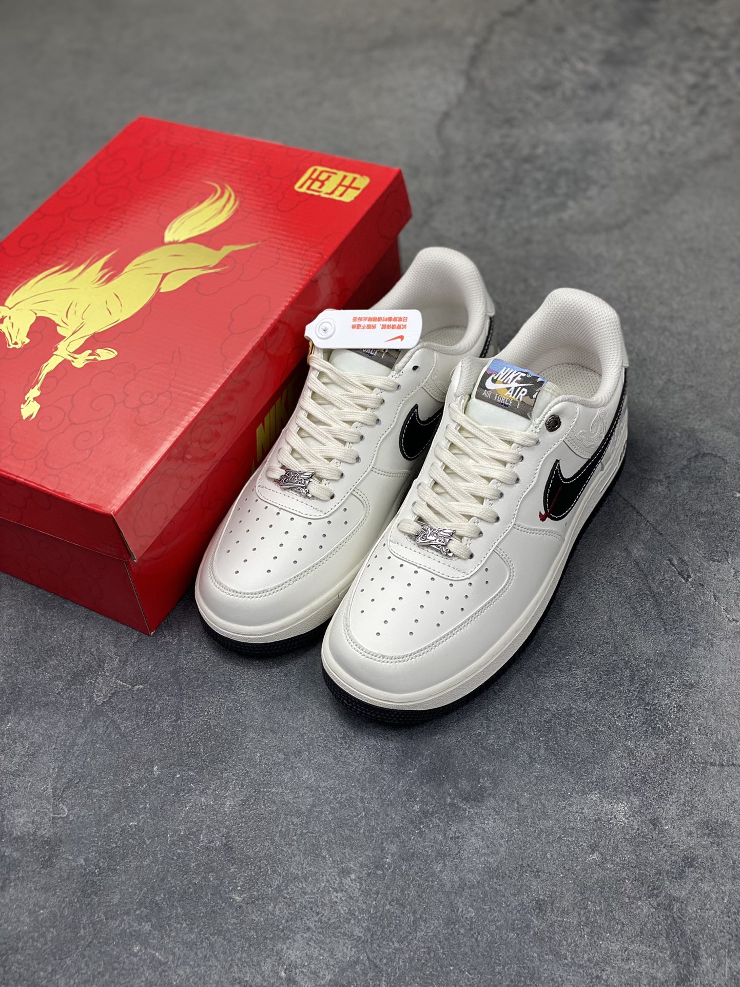 图片[8]-2026年爆款限量发售！NIke Air Force 1 ‘07 Low “马年限定——经典黑飞马”空军一号 低帮 运动鞋 休闲鞋 折边针车 工艺难度大 原楦头原纸板 原装鞋盒 定制五金配件 内置全掌气垫 原厂鞋底 货号：DD1982-347 尺码：36 36.5 37.5 38 38.5 39 40 40.5 41 42 42.5 43 44 44.5 45-选品中心