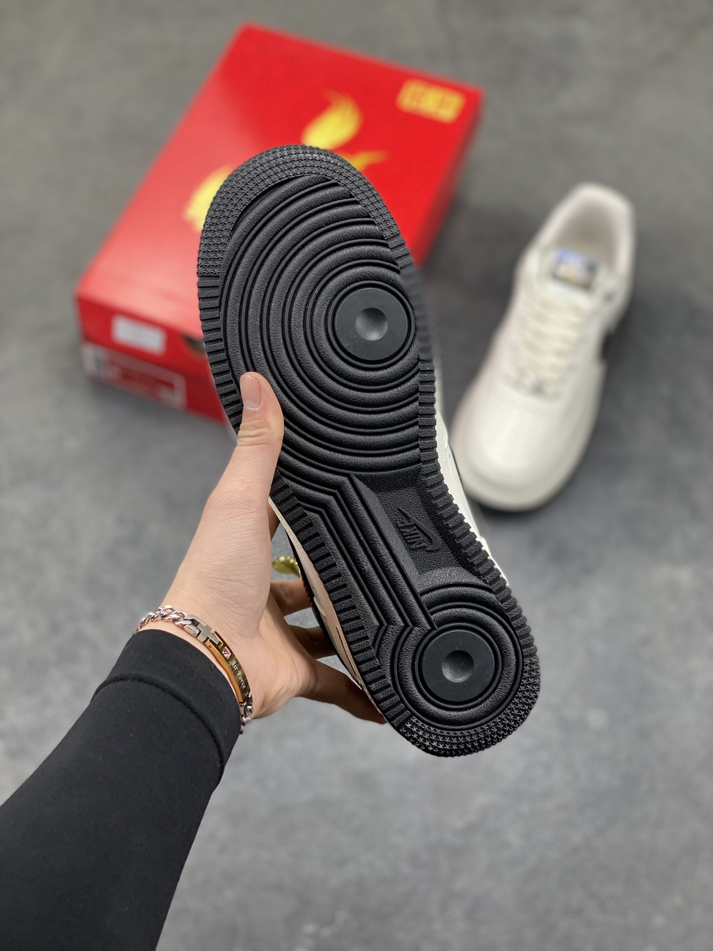 图片[5]-2026年爆款限量发售！NIke Air Force 1 ‘07 Low “马年限定——经典黑飞马”空军一号 低帮 运动鞋 休闲鞋 折边针车 工艺难度大 原楦头原纸板 原装鞋盒 定制五金配件 内置全掌气垫 原厂鞋底 货号：DD1982-347 尺码：36 36.5 37.5 38 38.5 39 40 40.5 41 42 42.5 43 44 44.5 45-选品中心