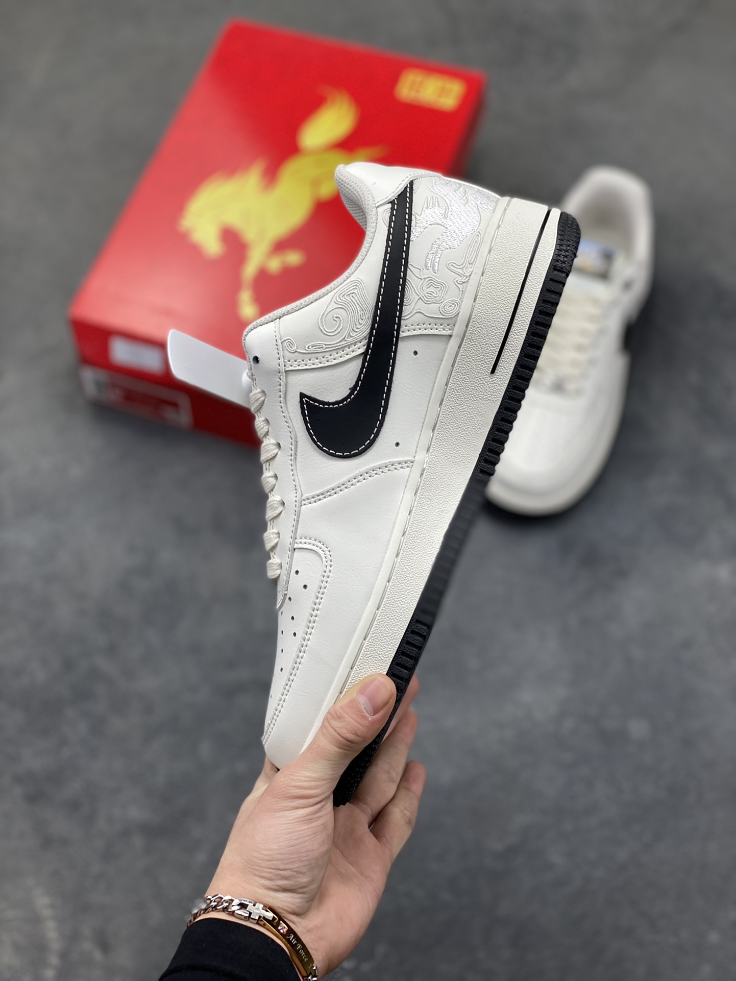 图片[3]-2026年爆款限量发售！NIke Air Force 1 ‘07 Low “马年限定——经典黑飞马”空军一号 低帮 运动鞋 休闲鞋 折边针车 工艺难度大 原楦头原纸板 原装鞋盒 定制五金配件 内置全掌气垫 原厂鞋底 货号：DD1982-347 尺码：36 36.5 37.5 38 38.5 39 40 40.5 41 42 42.5 43 44 44.5 45-选品中心