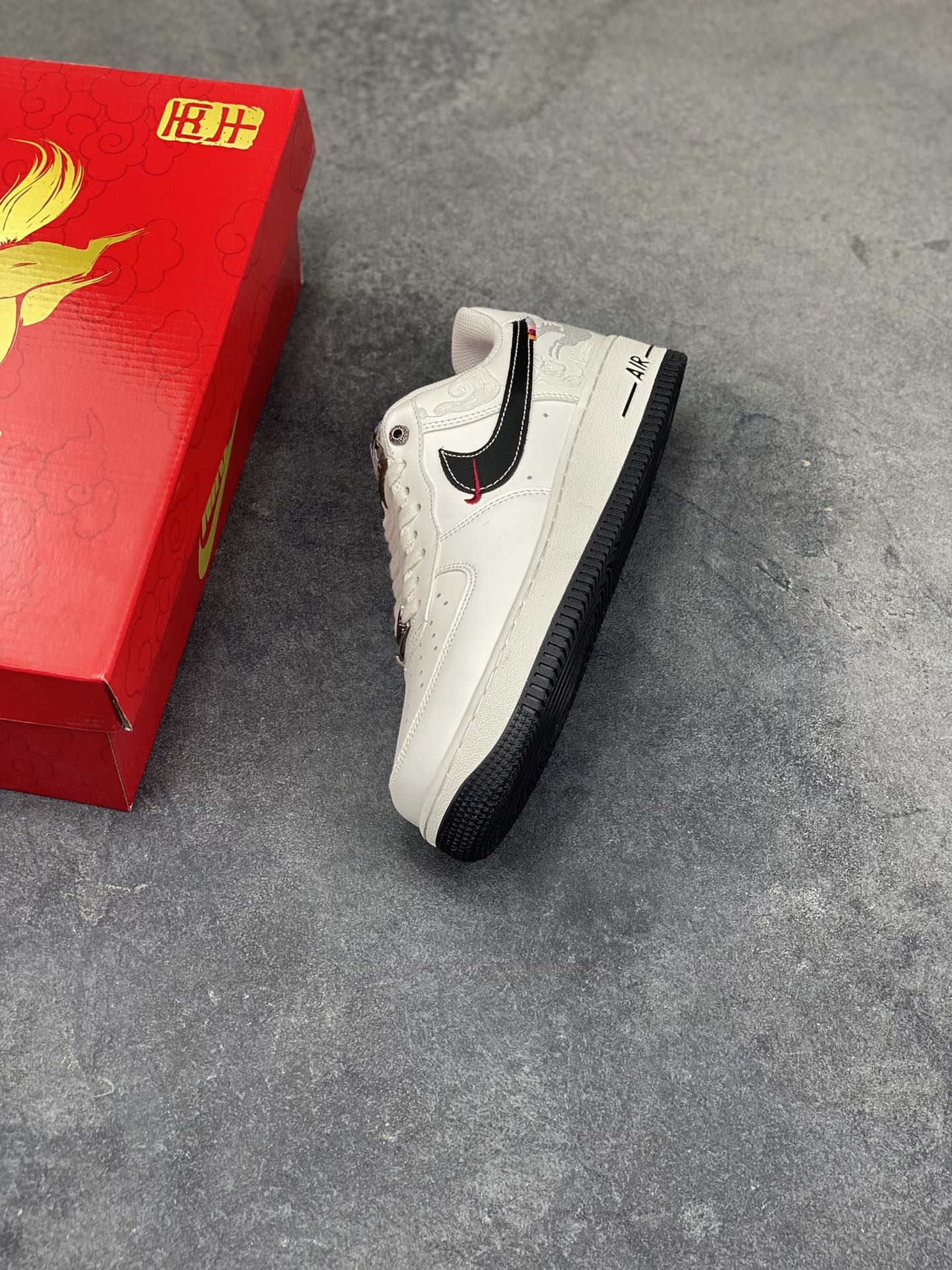 图片[7]-2026年爆款限量发售！NIke Air Force 1 ‘07 Low “马年限定——经典黑飞马”空军一号 低帮 运动鞋 休闲鞋 折边针车 工艺难度大 原楦头原纸板 原装鞋盒 定制五金配件 内置全掌气垫 原厂鞋底 货号：DD1982-347 尺码：36 36.5 37.5 38 38.5 39 40 40.5 41 42 42.5 43 44 44.5 45-选品中心