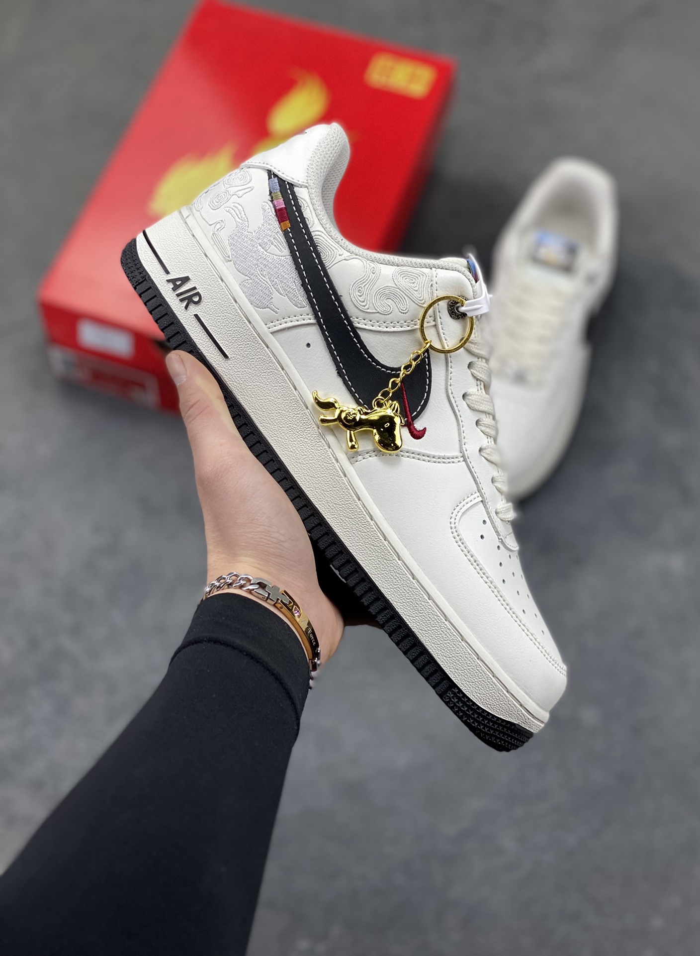 2026年爆款限量发售！NIke Air Force 1 ‘07 Low “马年限定——经典黑飞马”空军一号 低帮 运动鞋 休闲鞋 折边针车 工艺难度大 原楦头原纸板 原装鞋盒 定制五金配件 内置全掌气垫 原厂鞋底 货号：DD1982-347 尺码：36 36.5 37.5 38 38.5 39 40 40.5 41 42 42.5 43 44 44.5 45-选品中心