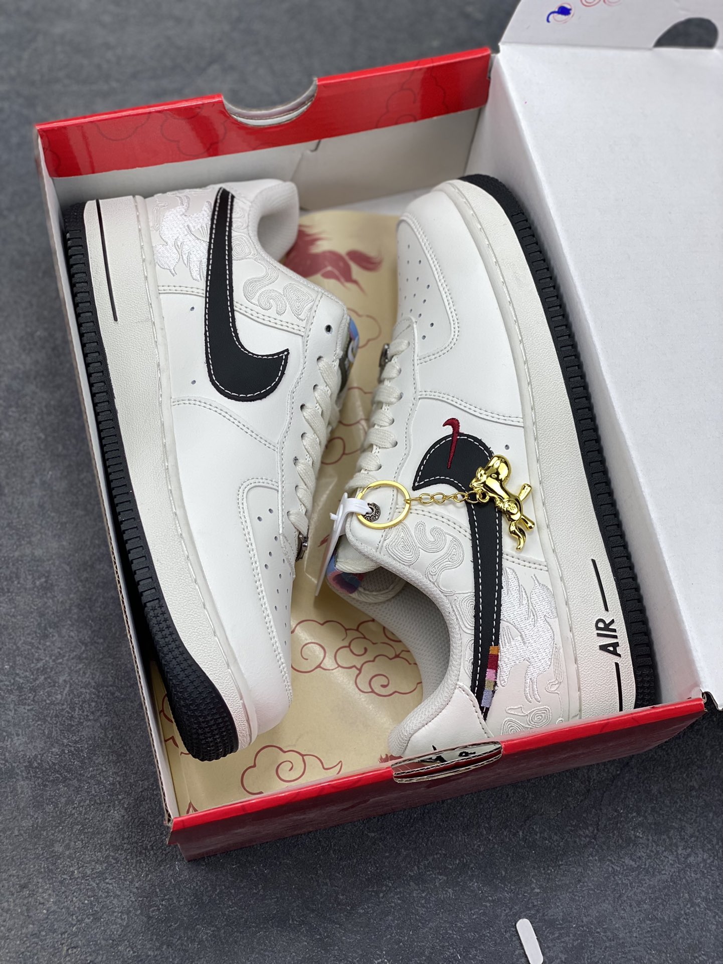 图片[9]-2026年爆款限量发售！NIke Air Force 1 ‘07 Low “马年限定——经典黑飞马”空军一号 低帮 运动鞋 休闲鞋 折边针车 工艺难度大 原楦头原纸板 原装鞋盒 定制五金配件 内置全掌气垫 原厂鞋底 货号：DD1982-347 尺码：36 36.5 37.5 38 38.5 39 40 40.5 41 42 42.5 43 44 44.5 45-选品中心