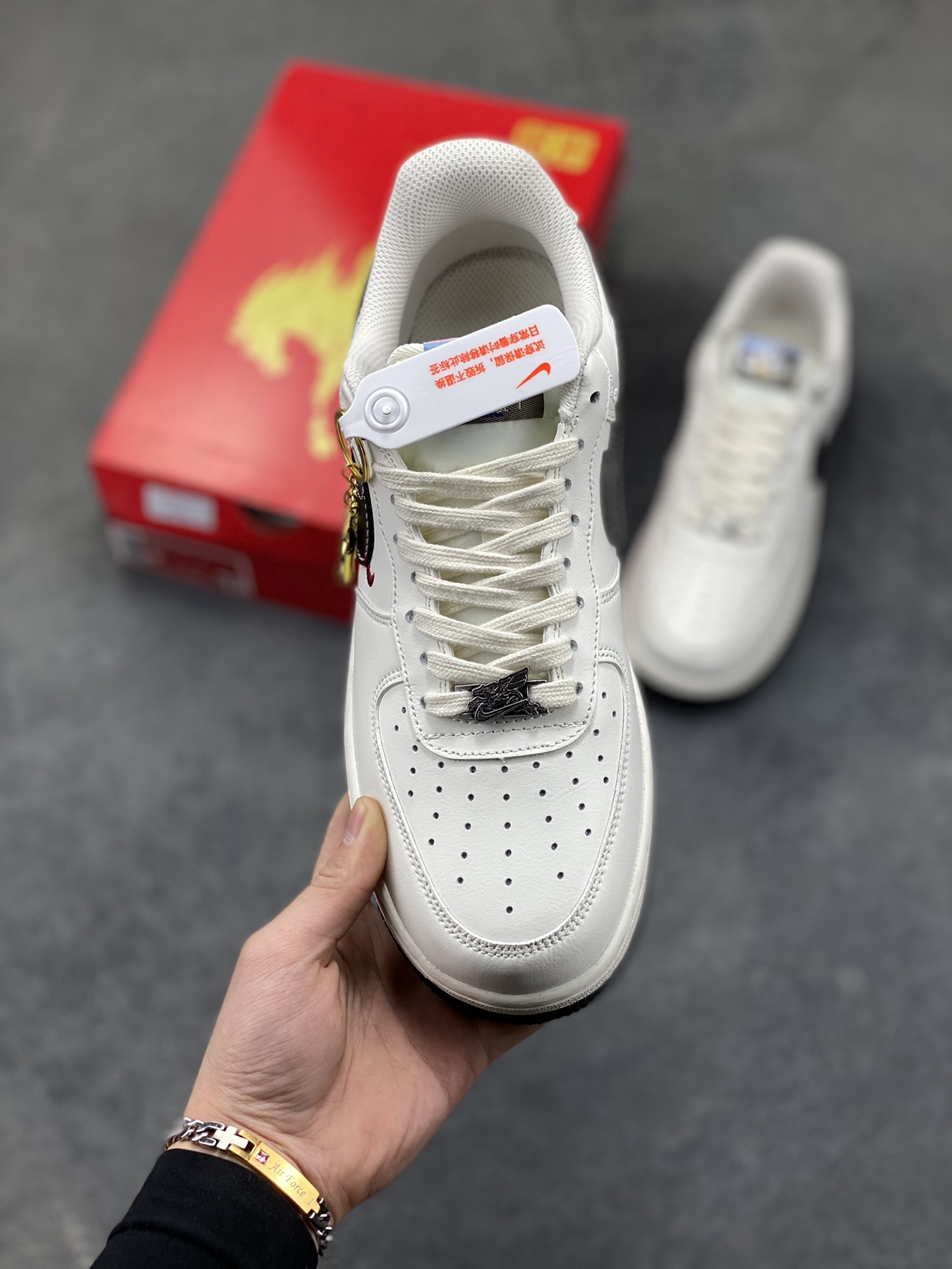 图片[2]-2026年爆款限量发售！NIke Air Force 1 ‘07 Low “马年限定——经典黑飞马”空军一号 低帮 运动鞋 休闲鞋 折边针车 工艺难度大 原楦头原纸板 原装鞋盒 定制五金配件 内置全掌气垫 原厂鞋底 货号：DD1982-347 尺码：36 36.5 37.5 38 38.5 39 40 40.5 41 42 42.5 43 44 44.5 45-选品中心