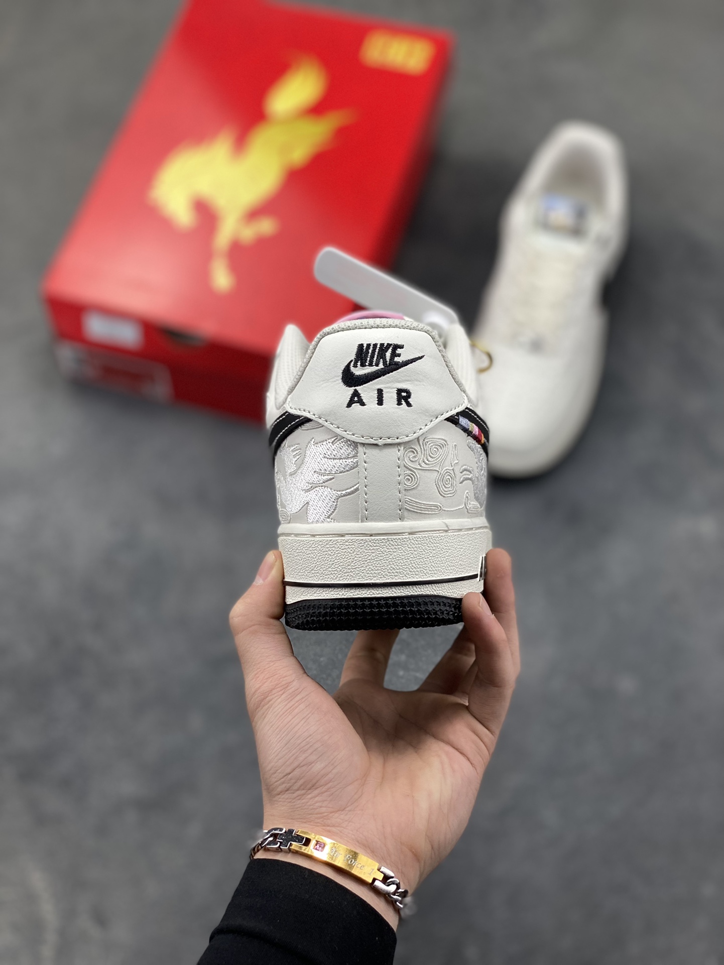 图片[4]-2026年爆款限量发售！NIke Air Force 1 ‘07 Low “马年限定——经典黑飞马”空军一号 低帮 运动鞋 休闲鞋 折边针车 工艺难度大 原楦头原纸板 原装鞋盒 定制五金配件 内置全掌气垫 原厂鞋底 货号：DD1982-347 尺码：36 36.5 37.5 38 38.5 39 40 40.5 41 42 42.5 43 44 44.5 45-选品中心