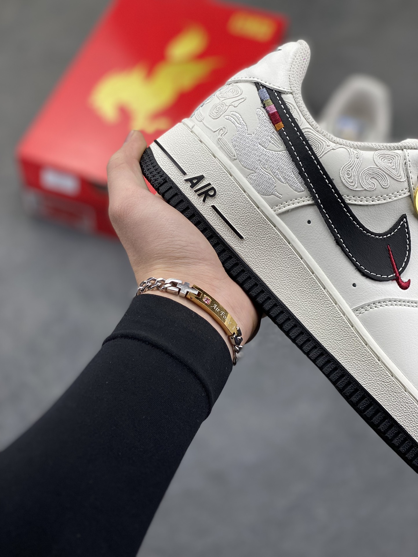 图片[6]-2026年爆款限量发售！NIke Air Force 1 ‘07 Low “马年限定——经典黑飞马”空军一号 低帮 运动鞋 休闲鞋 折边针车 工艺难度大 原楦头原纸板 原装鞋盒 定制五金配件 内置全掌气垫 原厂鞋底 货号：DD1982-347 尺码：36 36.5 37.5 38 38.5 39 40 40.5 41 42 42.5 43 44 44.5 45-选品中心