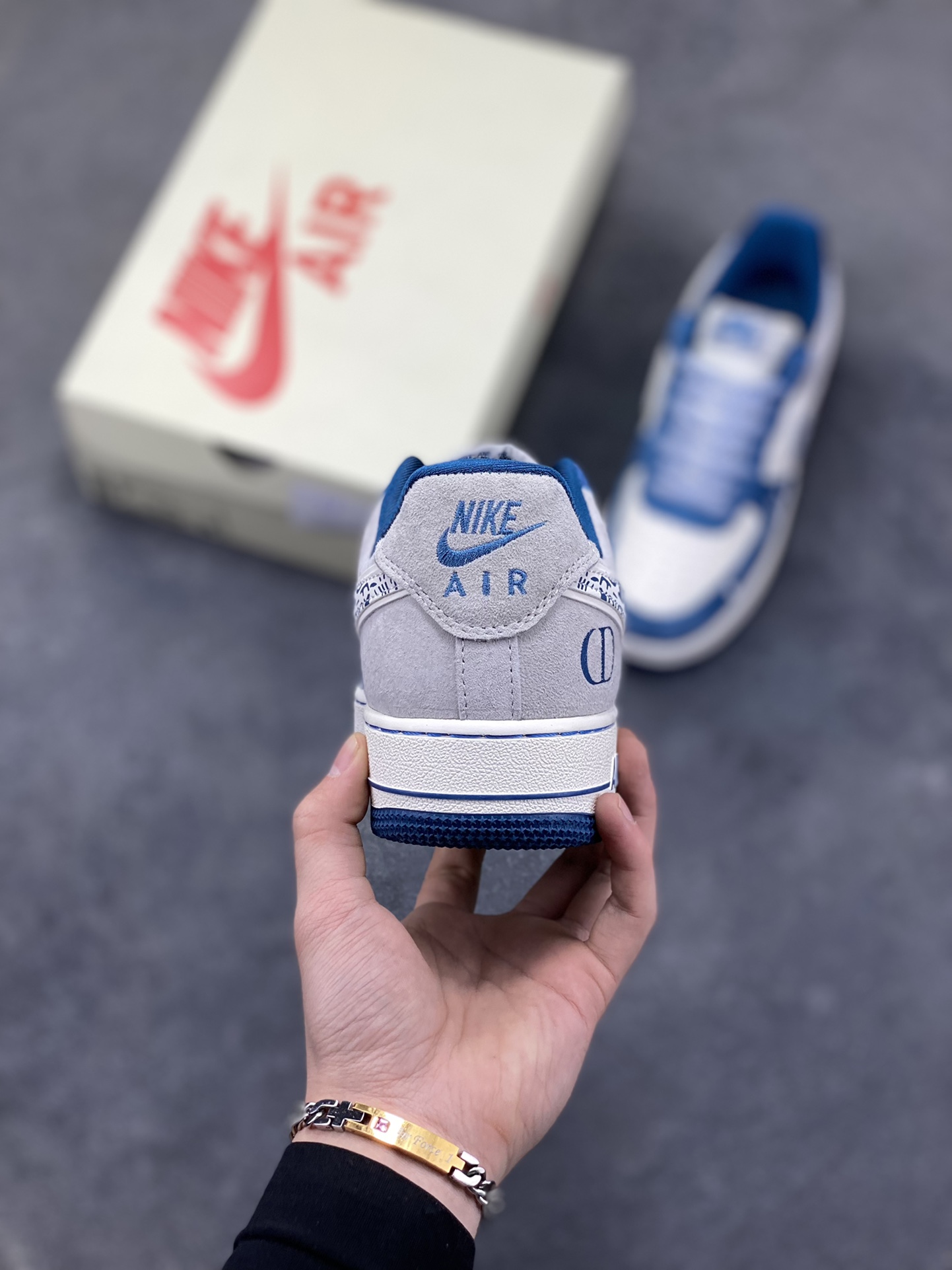 图片[4]-奢潮碰撞，经典重塑｜Nike Air Force 1 Low x Dior联名定制款！当高奢顶流Dior遇上街头经典Nike Air Force 1 Low，这双SS1979-010直接将奢潮融合的美学玩到了极致！鞋身以雾霾蓝翻毛皮搭配米白荔枝纹皮革，拼接浅灰麂皮打造出层次丰富的视觉质感；Dior经典的Oblique老花铺满Swoosh，鞋侧的CD字母标识与鞋头迷你勾刺绣遥相呼应，奢牌基因与街头符号的碰撞毫无违和感。经典的AIR气垫大底保留了AF1的复古灵魂，上脚既能踩出舒适脚感，又能轻松拿捏高街与奢雅的双重风格。不管是搭配高街工装还是轻奢休闲装，这双定制款AF1都能成为造型的点睛之笔，让你在潮流圈层里轻松脱颖而出！-选品中心