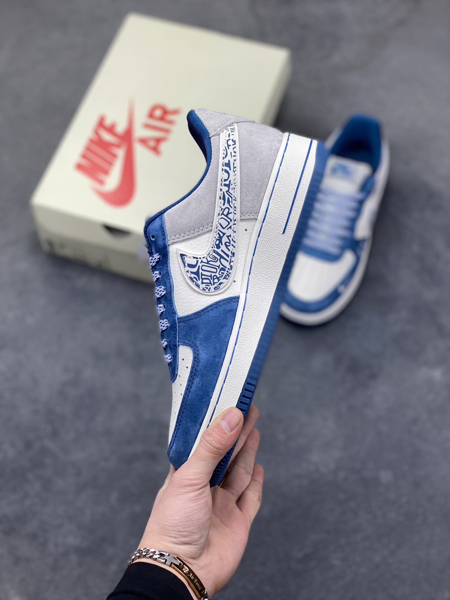 图片[3]-奢潮碰撞，经典重塑｜Nike Air Force 1 Low x Dior联名定制款！当高奢顶流Dior遇上街头经典Nike Air Force 1 Low，这双SS1979-010直接将奢潮融合的美学玩到了极致！鞋身以雾霾蓝翻毛皮搭配米白荔枝纹皮革，拼接浅灰麂皮打造出层次丰富的视觉质感；Dior经典的Oblique老花铺满Swoosh，鞋侧的CD字母标识与鞋头迷你勾刺绣遥相呼应，奢牌基因与街头符号的碰撞毫无违和感。经典的AIR气垫大底保留了AF1的复古灵魂，上脚既能踩出舒适脚感，又能轻松拿捏高街与奢雅的双重风格。不管是搭配高街工装还是轻奢休闲装，这双定制款AF1都能成为造型的点睛之笔，让你在潮流圈层里轻松脱颖而出！-选品中心
