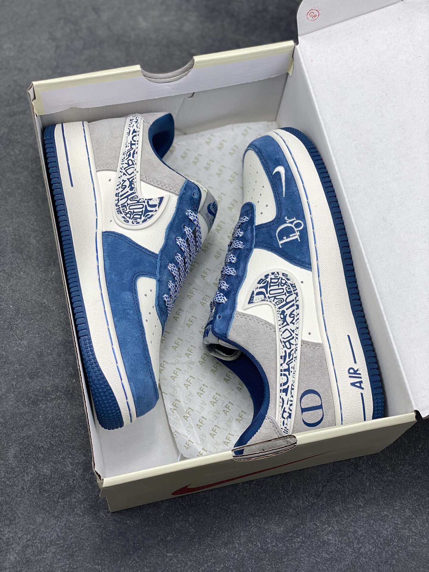 图片[9]-奢潮碰撞，经典重塑｜Nike Air Force 1 Low x Dior联名定制款！当高奢顶流Dior遇上街头经典Nike Air Force 1 Low，这双SS1979-010直接将奢潮融合的美学玩到了极致！鞋身以雾霾蓝翻毛皮搭配米白荔枝纹皮革，拼接浅灰麂皮打造出层次丰富的视觉质感；Dior经典的Oblique老花铺满Swoosh，鞋侧的CD字母标识与鞋头迷你勾刺绣遥相呼应，奢牌基因与街头符号的碰撞毫无违和感。经典的AIR气垫大底保留了AF1的复古灵魂，上脚既能踩出舒适脚感，又能轻松拿捏高街与奢雅的双重风格。不管是搭配高街工装还是轻奢休闲装，这双定制款AF1都能成为造型的点睛之笔，让你在潮流圈层里轻松脱颖而出！-选品中心