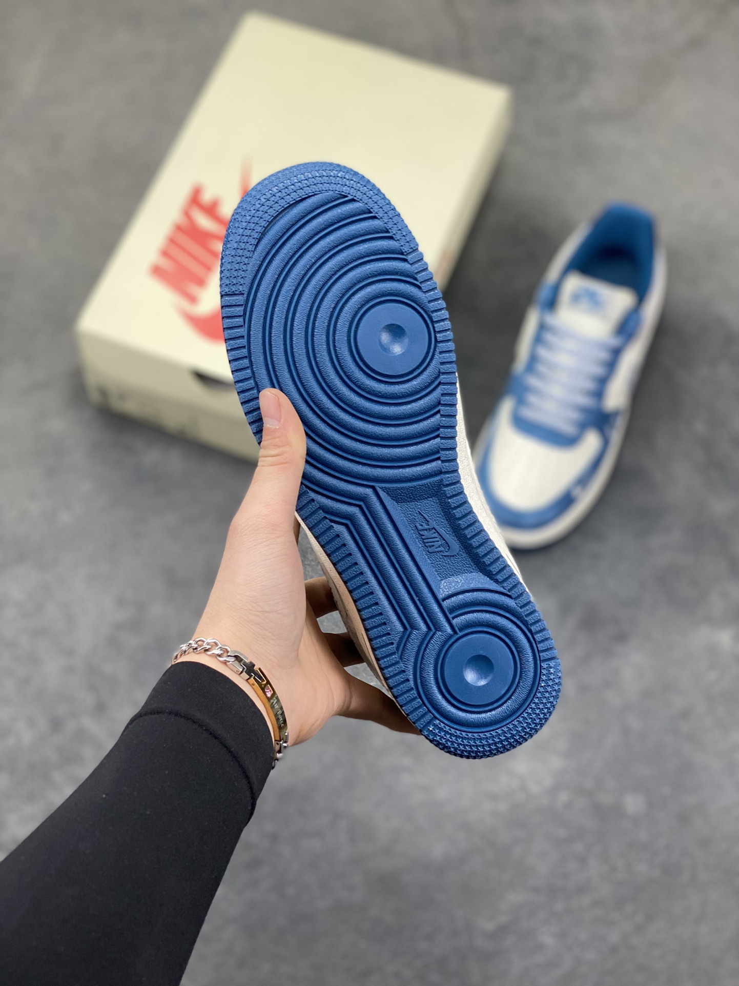 图片[5]-奢潮碰撞，经典重塑｜Nike Air Force 1 Low x Dior联名定制款！当高奢顶流Dior遇上街头经典Nike Air Force 1 Low，这双SS1979-010直接将奢潮融合的美学玩到了极致！鞋身以雾霾蓝翻毛皮搭配米白荔枝纹皮革，拼接浅灰麂皮打造出层次丰富的视觉质感；Dior经典的Oblique老花铺满Swoosh，鞋侧的CD字母标识与鞋头迷你勾刺绣遥相呼应，奢牌基因与街头符号的碰撞毫无违和感。经典的AIR气垫大底保留了AF1的复古灵魂，上脚既能踩出舒适脚感，又能轻松拿捏高街与奢雅的双重风格。不管是搭配高街工装还是轻奢休闲装，这双定制款AF1都能成为造型的点睛之笔，让你在潮流圈层里轻松脱颖而出！-选品中心