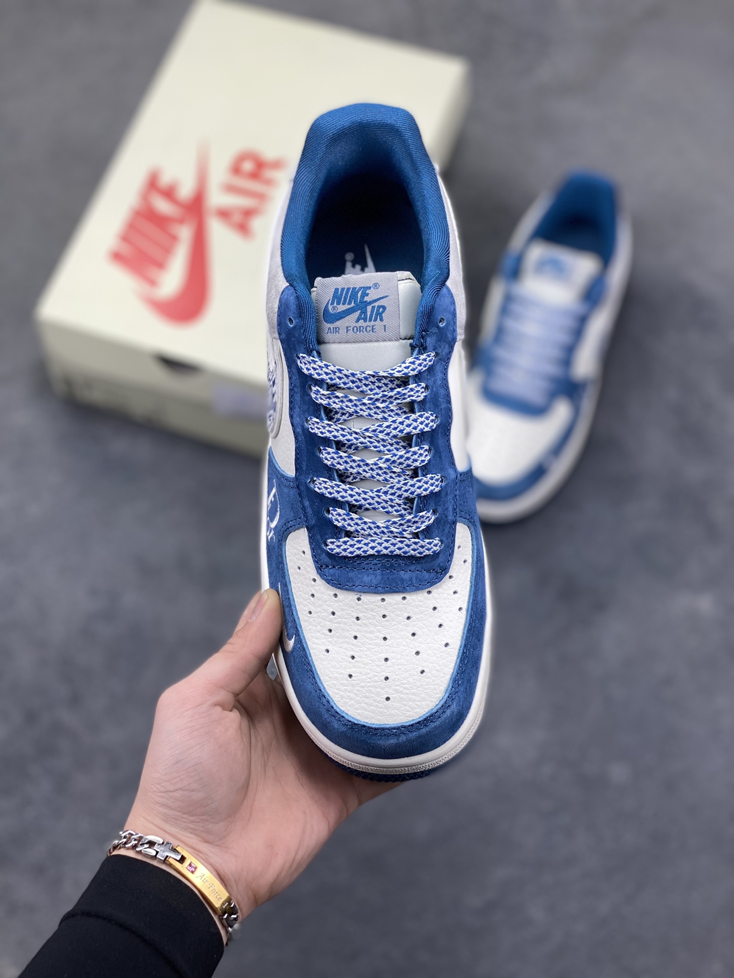 图片[2]-奢潮碰撞，经典重塑｜Nike Air Force 1 Low x Dior联名定制款！当高奢顶流Dior遇上街头经典Nike Air Force 1 Low，这双SS1979-010直接将奢潮融合的美学玩到了极致！鞋身以雾霾蓝翻毛皮搭配米白荔枝纹皮革，拼接浅灰麂皮打造出层次丰富的视觉质感；Dior经典的Oblique老花铺满Swoosh，鞋侧的CD字母标识与鞋头迷你勾刺绣遥相呼应，奢牌基因与街头符号的碰撞毫无违和感。经典的AIR气垫大底保留了AF1的复古灵魂，上脚既能踩出舒适脚感，又能轻松拿捏高街与奢雅的双重风格。不管是搭配高街工装还是轻奢休闲装，这双定制款AF1都能成为造型的点睛之笔，让你在潮流圈层里轻松脱颖而出！-选品中心