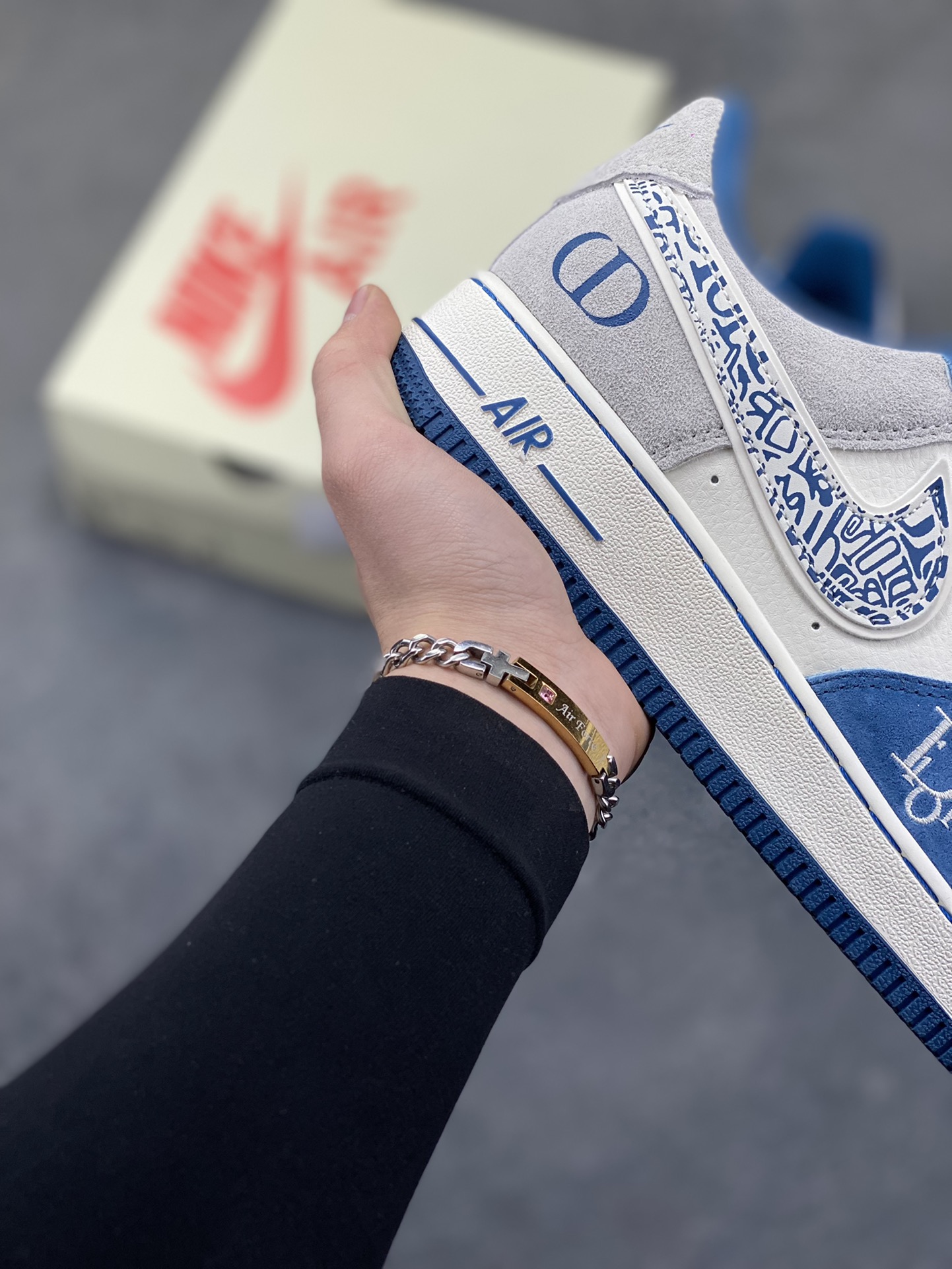 图片[6]-奢潮碰撞，经典重塑｜Nike Air Force 1 Low x Dior联名定制款！当高奢顶流Dior遇上街头经典Nike Air Force 1 Low，这双SS1979-010直接将奢潮融合的美学玩到了极致！鞋身以雾霾蓝翻毛皮搭配米白荔枝纹皮革，拼接浅灰麂皮打造出层次丰富的视觉质感；Dior经典的Oblique老花铺满Swoosh，鞋侧的CD字母标识与鞋头迷你勾刺绣遥相呼应，奢牌基因与街头符号的碰撞毫无违和感。经典的AIR气垫大底保留了AF1的复古灵魂，上脚既能踩出舒适脚感，又能轻松拿捏高街与奢雅的双重风格。不管是搭配高街工装还是轻奢休闲装，这双定制款AF1都能成为造型的点睛之笔，让你在潮流圈层里轻松脱颖而出！-选品中心