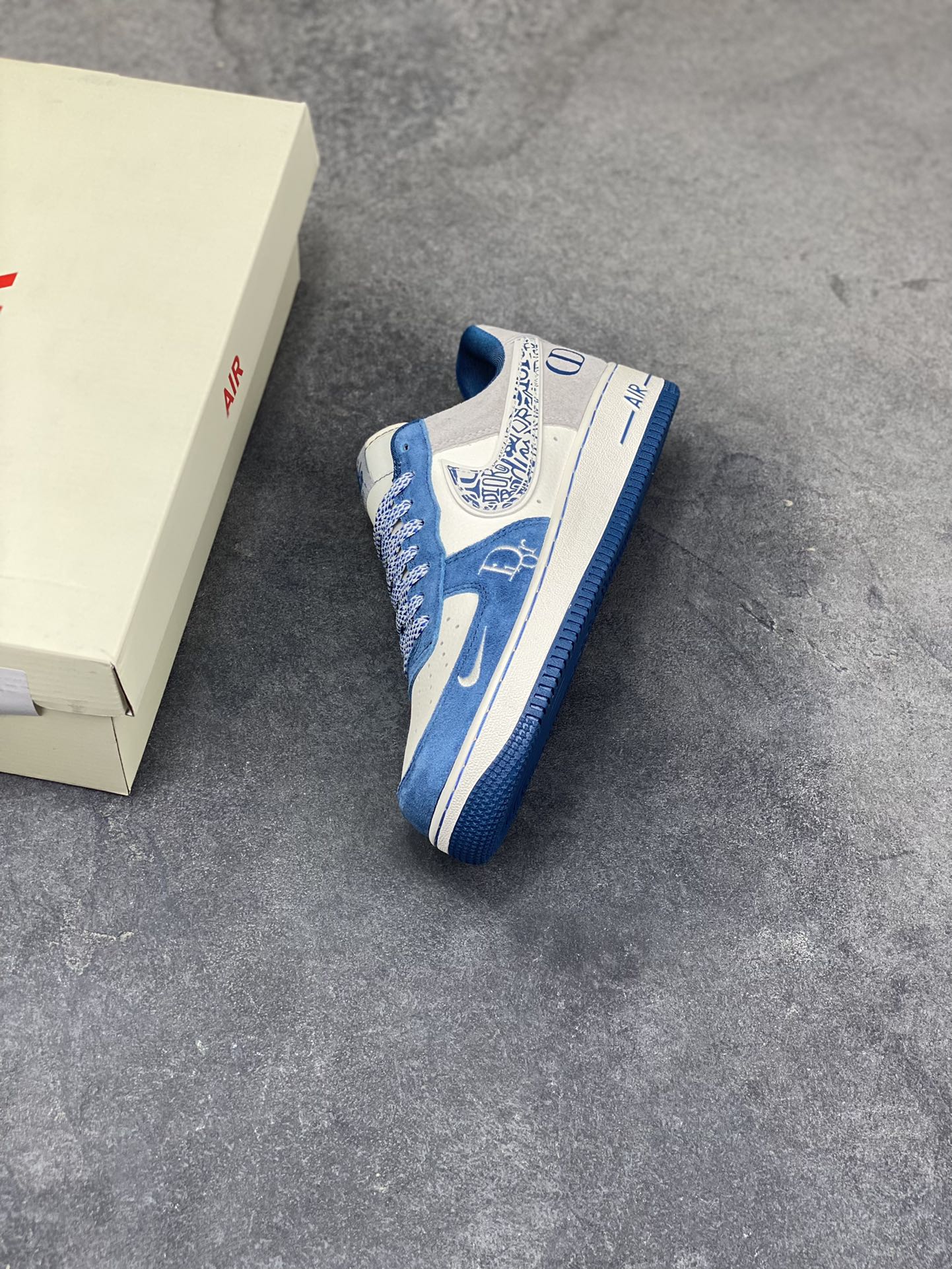 图片[7]-奢潮碰撞，经典重塑｜Nike Air Force 1 Low x Dior联名定制款！当高奢顶流Dior遇上街头经典Nike Air Force 1 Low，这双SS1979-010直接将奢潮融合的美学玩到了极致！鞋身以雾霾蓝翻毛皮搭配米白荔枝纹皮革，拼接浅灰麂皮打造出层次丰富的视觉质感；Dior经典的Oblique老花铺满Swoosh，鞋侧的CD字母标识与鞋头迷你勾刺绣遥相呼应，奢牌基因与街头符号的碰撞毫无违和感。经典的AIR气垫大底保留了AF1的复古灵魂，上脚既能踩出舒适脚感，又能轻松拿捏高街与奢雅的双重风格。不管是搭配高街工装还是轻奢休闲装，这双定制款AF1都能成为造型的点睛之笔，让你在潮流圈层里轻松脱颖而出！-选品中心