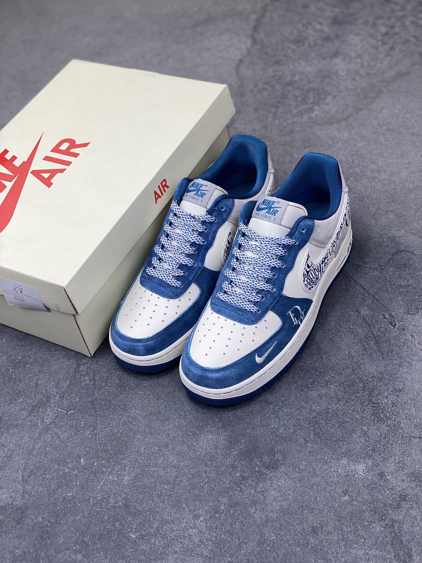 图片[8]-奢潮碰撞，经典重塑｜Nike Air Force 1 Low x Dior联名定制款！当高奢顶流Dior遇上街头经典Nike Air Force 1 Low，这双SS1979-010直接将奢潮融合的美学玩到了极致！鞋身以雾霾蓝翻毛皮搭配米白荔枝纹皮革，拼接浅灰麂皮打造出层次丰富的视觉质感；Dior经典的Oblique老花铺满Swoosh，鞋侧的CD字母标识与鞋头迷你勾刺绣遥相呼应，奢牌基因与街头符号的碰撞毫无违和感。经典的AIR气垫大底保留了AF1的复古灵魂，上脚既能踩出舒适脚感，又能轻松拿捏高街与奢雅的双重风格。不管是搭配高街工装还是轻奢休闲装，这双定制款AF1都能成为造型的点睛之笔，让你在潮流圈层里轻松脱颖而出！-选品中心