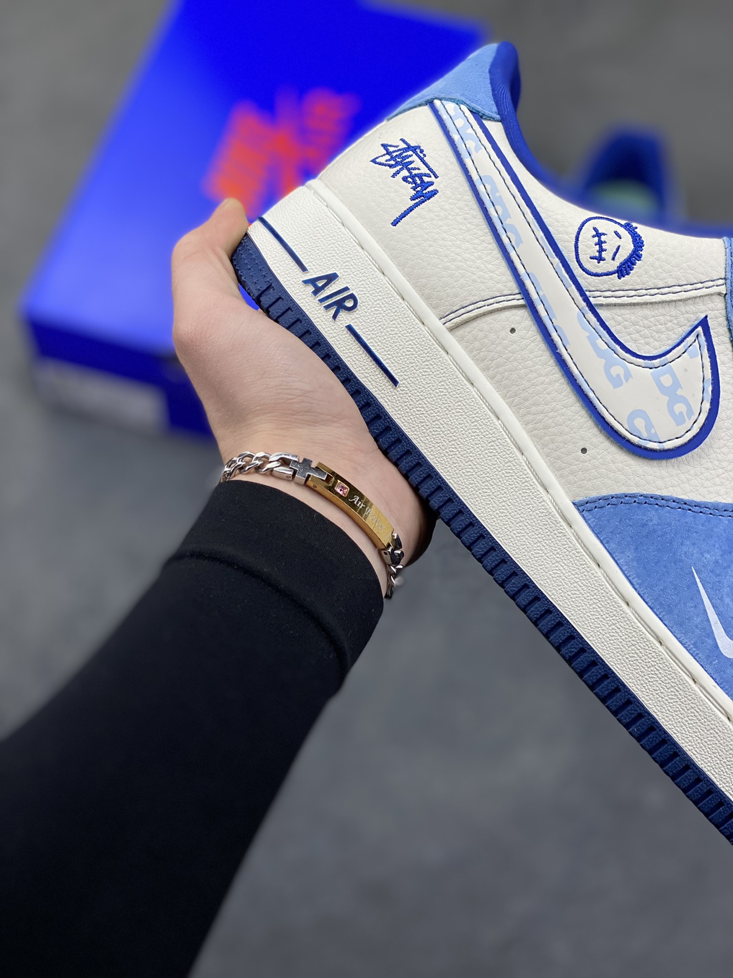 图片[6]-蓝白格调，经典焕新｜Nike Air Force 1 Low Stüssy联名款！当经典的Air Force 1 Low遇上街头潮牌Stüssy的不羁灵魂，这双SY1388-020直接把复古与潮流焊死在鞋面上！奶白皮革打底，搭配北卡蓝翻毛皮鞋头与鞋帮，撞色层次感拉满；鞋身遍布Stüssy手写签名、标志性小人logo，还有专属金属吊牌点缀，细节处全是街头态度。经典的AIR鞋底搭配Nike小勾刺绣，复古DNA刻进骨子里，上脚既适配日常穿搭，又能轻松成为造型焦点。不管是滑板街头还是城市通勤，这双蓝白配色的AF1联名款，都是你鞋柜里不可错过的潮流硬通货！-选品中心