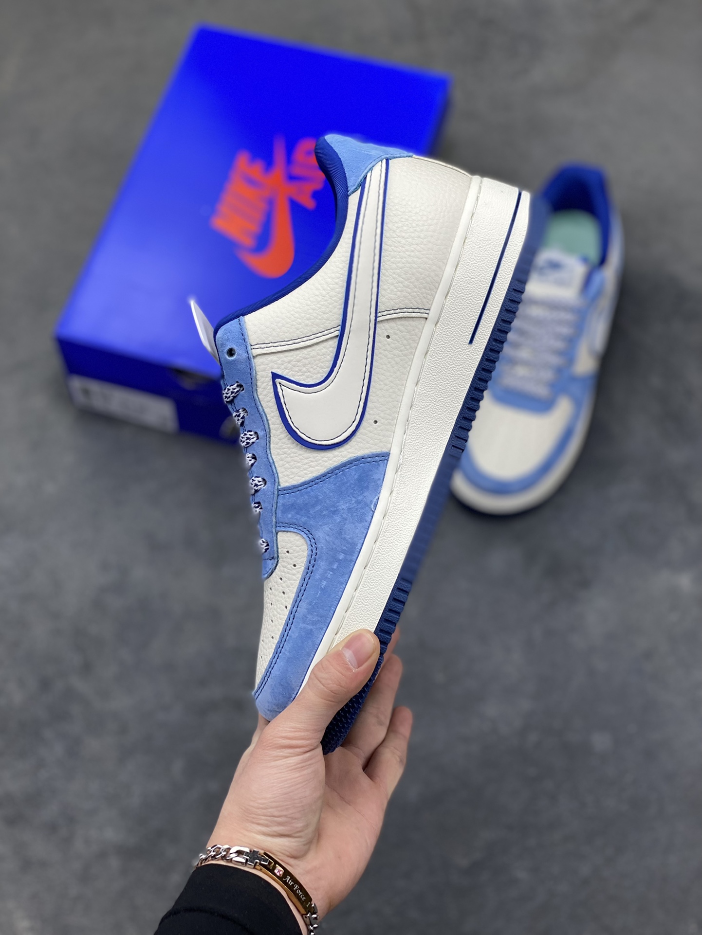 图片[3]-蓝白格调，经典焕新｜Nike Air Force 1 Low Stüssy联名款！当经典的Air Force 1 Low遇上街头潮牌Stüssy的不羁灵魂，这双SY1388-020直接把复古与潮流焊死在鞋面上！奶白皮革打底，搭配北卡蓝翻毛皮鞋头与鞋帮，撞色层次感拉满；鞋身遍布Stüssy手写签名、标志性小人logo，还有专属金属吊牌点缀，细节处全是街头态度。经典的AIR鞋底搭配Nike小勾刺绣，复古DNA刻进骨子里，上脚既适配日常穿搭，又能轻松成为造型焦点。不管是滑板街头还是城市通勤，这双蓝白配色的AF1联名款，都是你鞋柜里不可错过的潮流硬通货！-选品中心