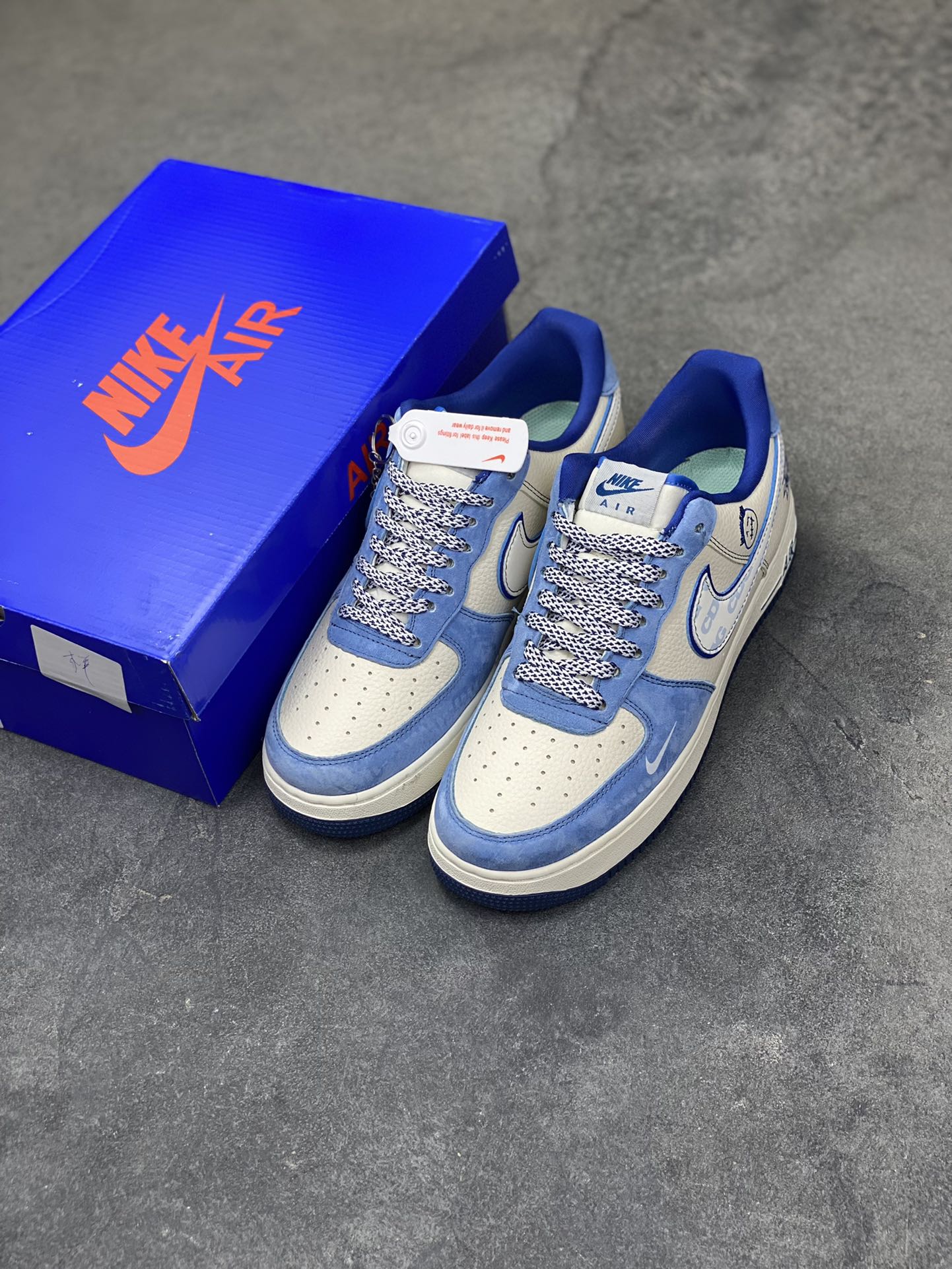 图片[8]-蓝白格调，经典焕新｜Nike Air Force 1 Low Stüssy联名款！当经典的Air Force 1 Low遇上街头潮牌Stüssy的不羁灵魂，这双SY1388-020直接把复古与潮流焊死在鞋面上！奶白皮革打底，搭配北卡蓝翻毛皮鞋头与鞋帮，撞色层次感拉满；鞋身遍布Stüssy手写签名、标志性小人logo，还有专属金属吊牌点缀，细节处全是街头态度。经典的AIR鞋底搭配Nike小勾刺绣，复古DNA刻进骨子里，上脚既适配日常穿搭，又能轻松成为造型焦点。不管是滑板街头还是城市通勤，这双蓝白配色的AF1联名款，都是你鞋柜里不可错过的潮流硬通货！-选品中心