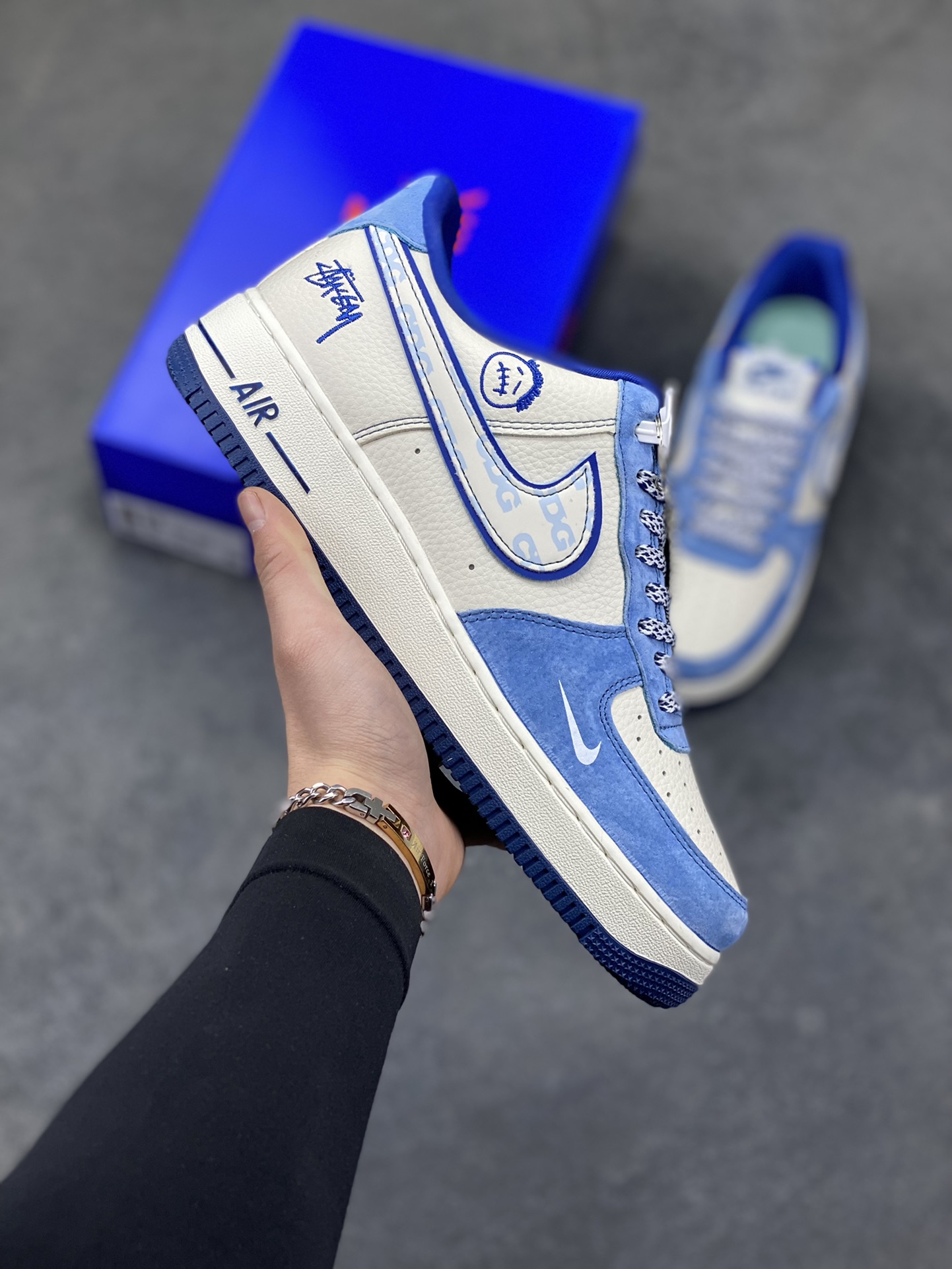 蓝白格调，经典焕新｜Nike Air Force 1 Low Stüssy联名款！当经典的Air Force 1 Low遇上街头潮牌Stüssy的不羁灵魂，这双SY1388-020直接把复古与潮流焊死在鞋面上！奶白皮革打底，搭配北卡蓝翻毛皮鞋头与鞋帮，撞色层次感拉满；鞋身遍布Stüssy手写签名、标志性小人logo，还有专属金属吊牌点缀，细节处全是街头态度。经典的AIR鞋底搭配Nike小勾刺绣，复古DNA刻进骨子里，上脚既适配日常穿搭，又能轻松成为造型焦点。不管是滑板街头还是城市通勤，这双蓝白配色的AF1联名款，都是你鞋柜里不可错过的潮流硬通货！-选品中心