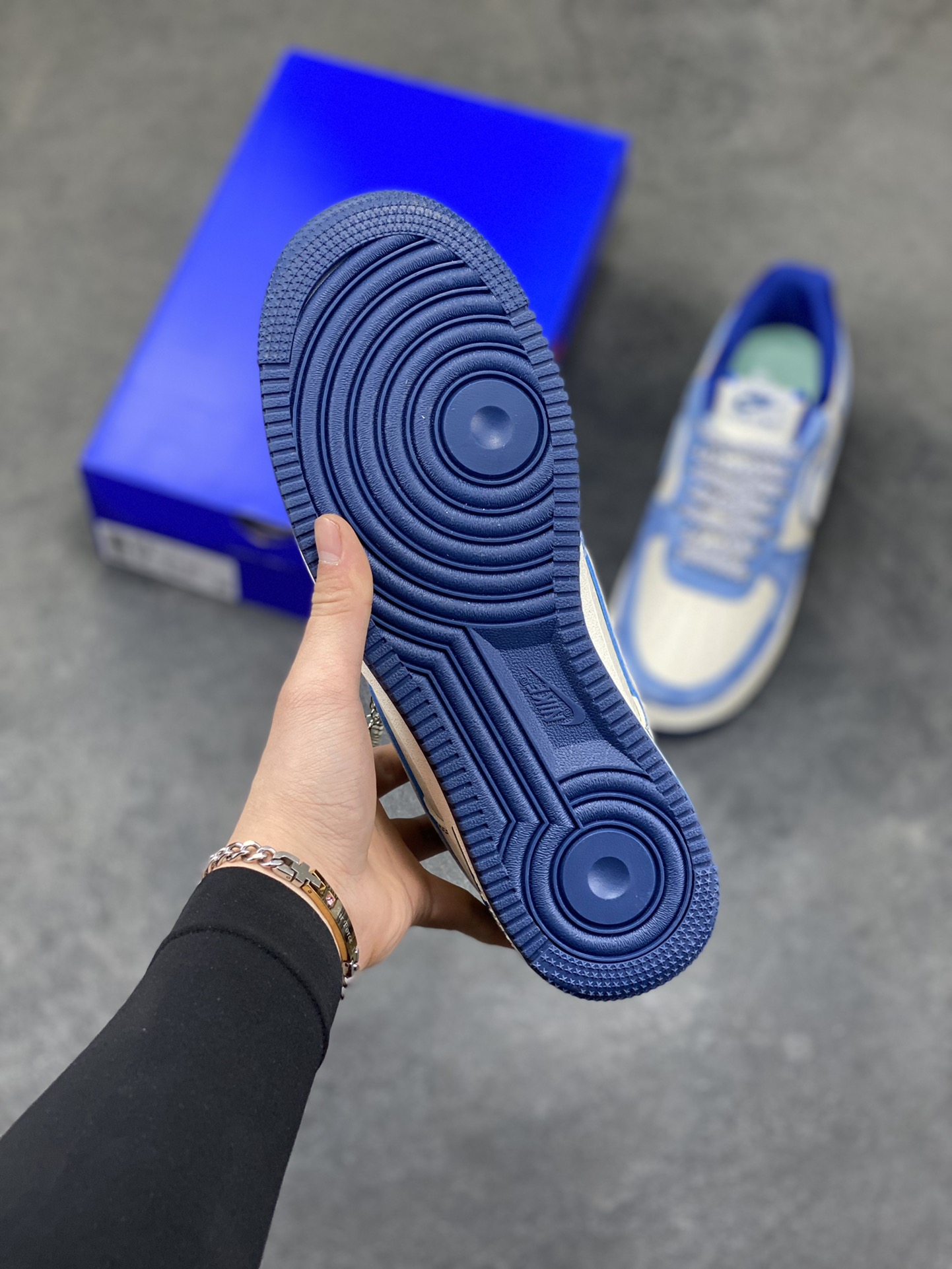 图片[5]-蓝白格调，经典焕新｜Nike Air Force 1 Low Stüssy联名款！当经典的Air Force 1 Low遇上街头潮牌Stüssy的不羁灵魂，这双SY1388-020直接把复古与潮流焊死在鞋面上！奶白皮革打底，搭配北卡蓝翻毛皮鞋头与鞋帮，撞色层次感拉满；鞋身遍布Stüssy手写签名、标志性小人logo，还有专属金属吊牌点缀，细节处全是街头态度。经典的AIR鞋底搭配Nike小勾刺绣，复古DNA刻进骨子里，上脚既适配日常穿搭，又能轻松成为造型焦点。不管是滑板街头还是城市通勤，这双蓝白配色的AF1联名款，都是你鞋柜里不可错过的潮流硬通货！-选品中心