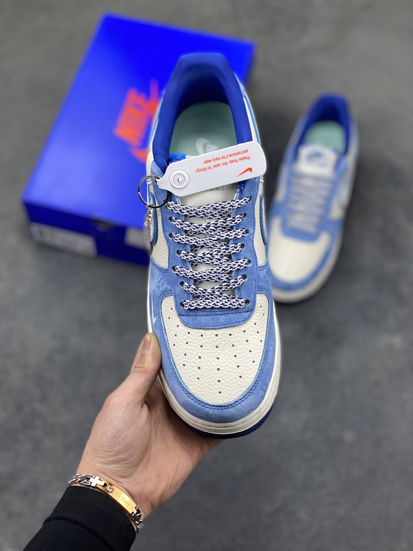图片[2]-蓝白格调，经典焕新｜Nike Air Force 1 Low Stüssy联名款！当经典的Air Force 1 Low遇上街头潮牌Stüssy的不羁灵魂，这双SY1388-020直接把复古与潮流焊死在鞋面上！奶白皮革打底，搭配北卡蓝翻毛皮鞋头与鞋帮，撞色层次感拉满；鞋身遍布Stüssy手写签名、标志性小人logo，还有专属金属吊牌点缀，细节处全是街头态度。经典的AIR鞋底搭配Nike小勾刺绣，复古DNA刻进骨子里，上脚既适配日常穿搭，又能轻松成为造型焦点。不管是滑板街头还是城市通勤，这双蓝白配色的AF1联名款，都是你鞋柜里不可错过的潮流硬通货！-选品中心