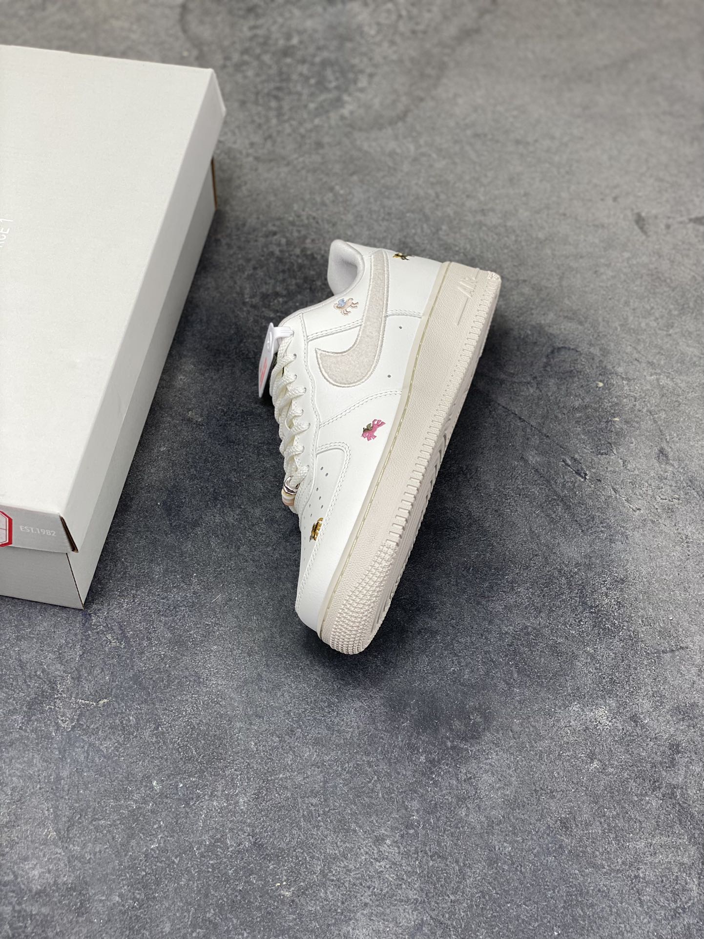 图片[7]-NIke Air Force 1 ‘07 Low 空军一号低帮 运动鞋 休闲鞋 折边针车 工艺难度大 原楦头原纸板 原装鞋盒 定制五金配件 内置全掌气垫 原厂鞋底 货号：IQ1143-100 尺码：36 36.5 37.5 38 38.5 39 40 40.5 41 42 42.5 43 44 44.5 45-选品中心
