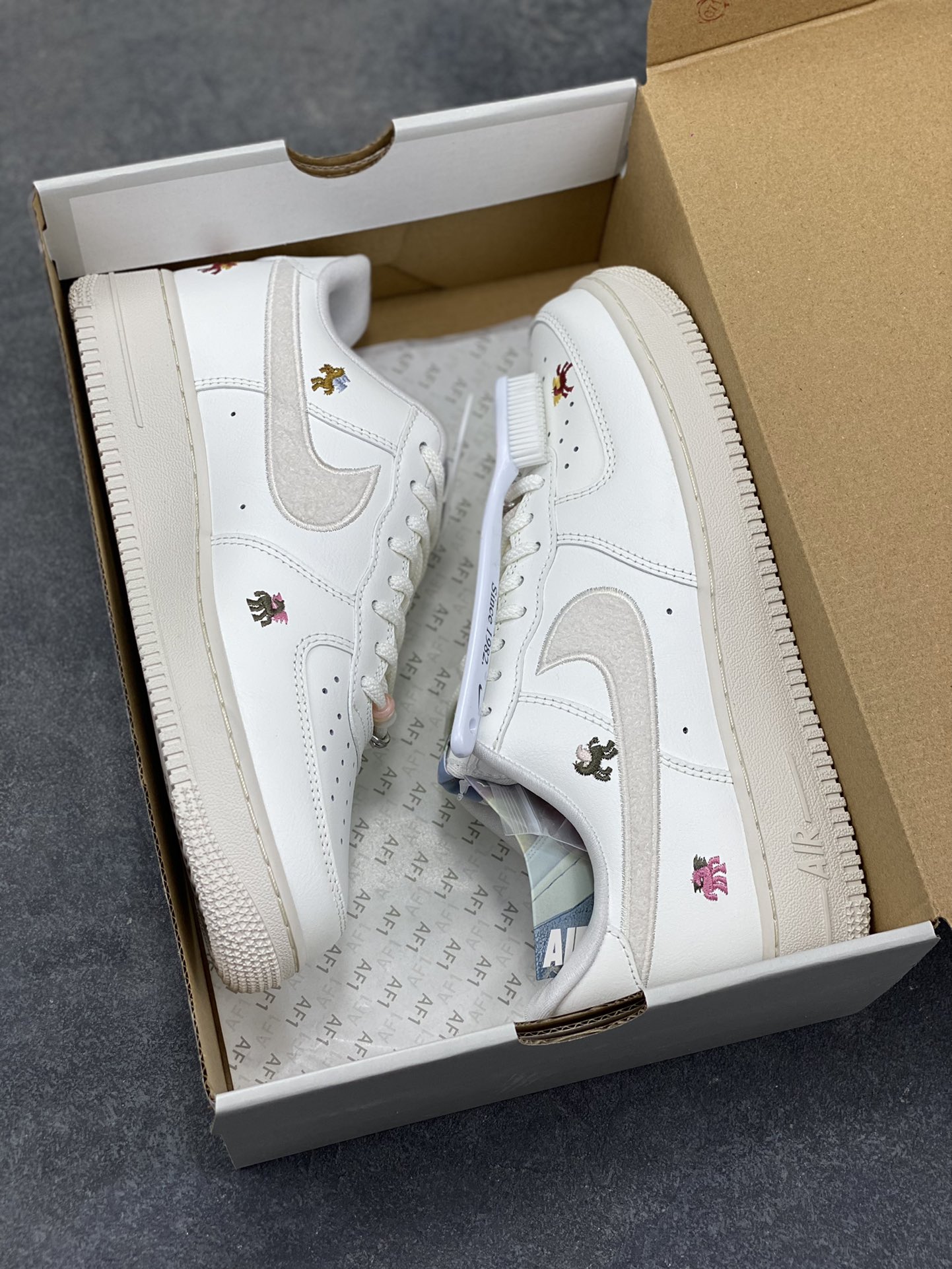 图片[9]-NIke Air Force 1 ‘07 Low 空军一号低帮 运动鞋 休闲鞋 折边针车 工艺难度大 原楦头原纸板 原装鞋盒 定制五金配件 内置全掌气垫 原厂鞋底 货号：IQ1143-100 尺码：36 36.5 37.5 38 38.5 39 40 40.5 41 42 42.5 43 44 44.5 45-选品中心